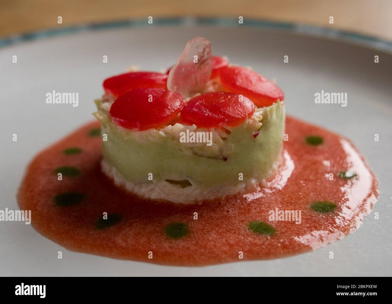 Avocado und schottisches Krabbengericht im Côte Du Nord Restaurant, Kirtomy, nahe Bettyhill, Sutherland, Schottland Stockfoto