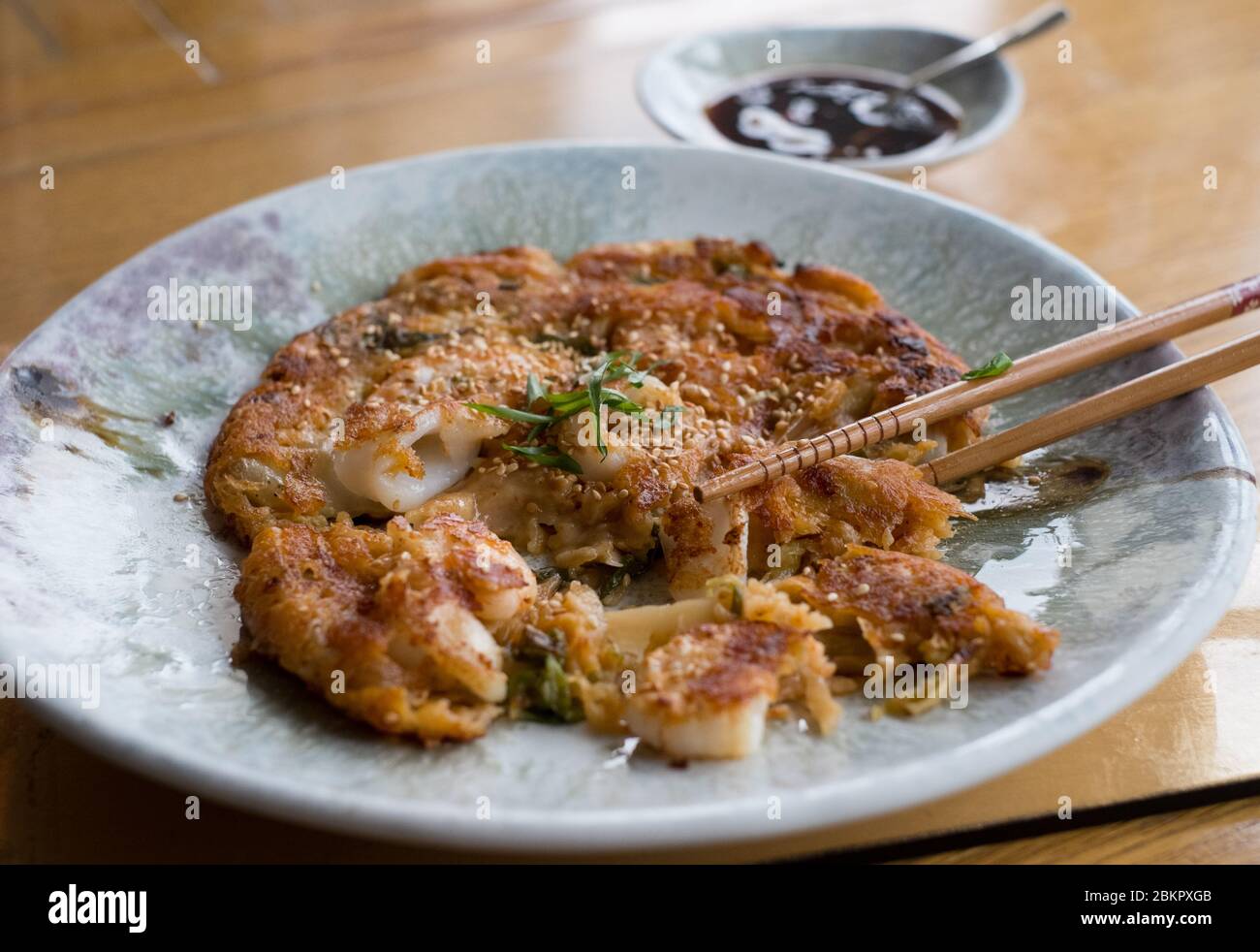 Koreanischer Fisch-Pfannkuchen im Smoo Lodge Boutique B&B in Durness, Sutherland, Schottland Stockfoto