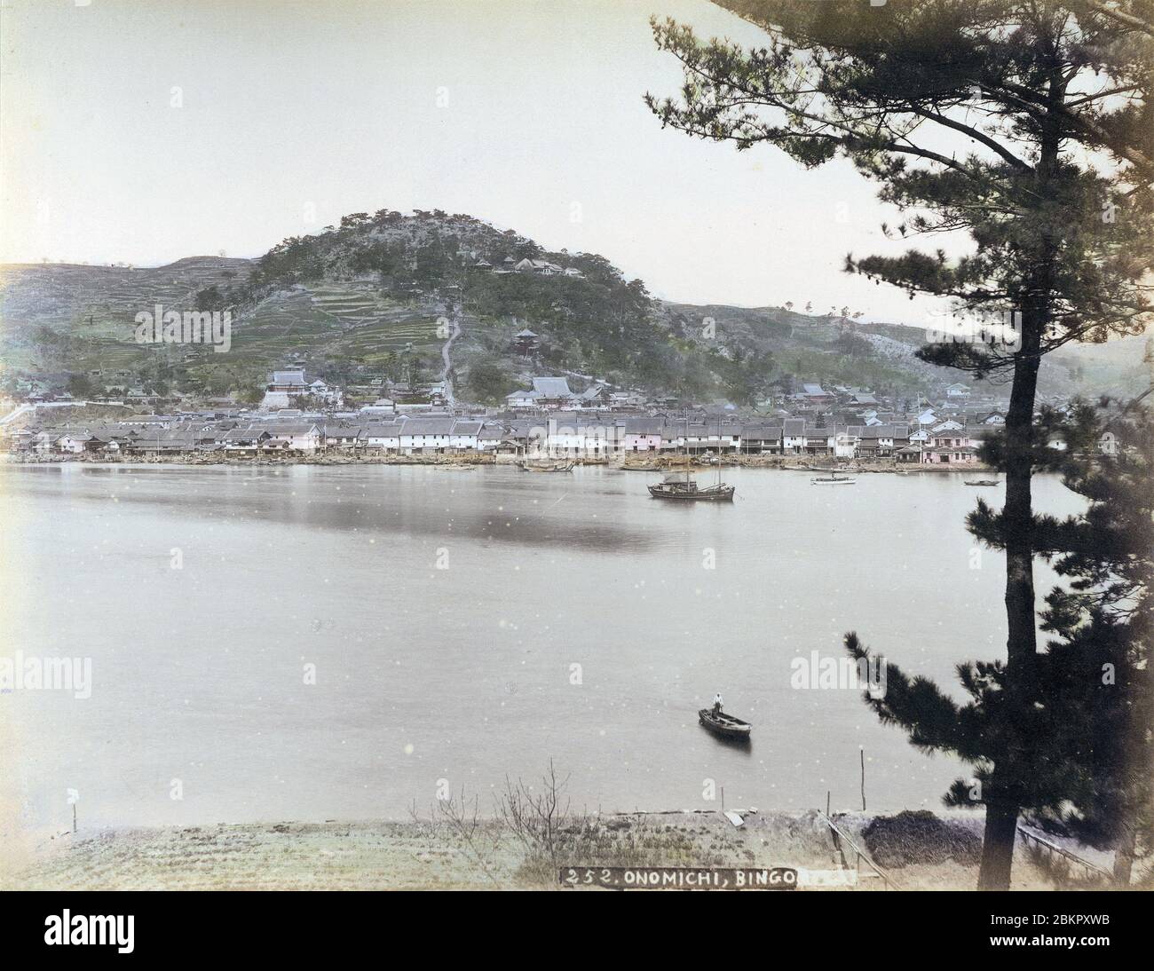 [ 1890er Jahre Japan - Blick auf Onomichi ] - Panoramablick auf Onomichi und das Seto Binnenmeer in der Präfektur Hiroshima. Die Stadt war ein wichtiger Hafen für den Transport von Gütern. Vintage Albumin-Fotografie aus dem 19. Jahrhundert. Stockfoto