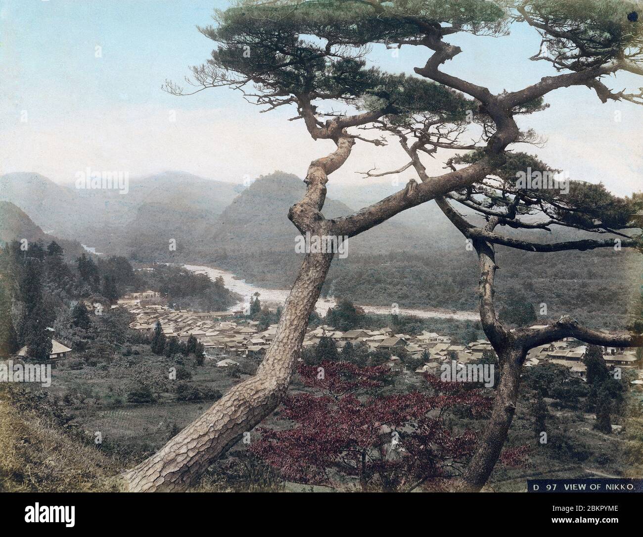 [ 1890er Jahre Japan - Panoramablick auf Nikko ] - Panoramablick auf Hatsuishi (鉢石) in Nikko, Präfektur Tochigi. Die Stadt war die einundzwanzigste und letzte shukueki (Waystation) des Nikko Kaido (日光街道), der Hauptstrecke, die Tokio mit dem Nikko Tosho-gu Schrein Komplex verbindet, der Tokugawa Ieyasu, dem Gründer des Tokugawa Shogunats, gewidmet ist. Vintage Albumin-Fotografie aus dem 19. Jahrhundert. Stockfoto