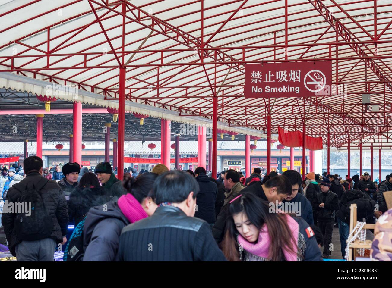 Peking / China - 16. Januar 2016: Panjiayuan Antique Market, Beijing Antique Market, größte Kunst, Handwerk und Antiquitäten Markt Verkauf aus zweiter Hand gehen Stockfoto