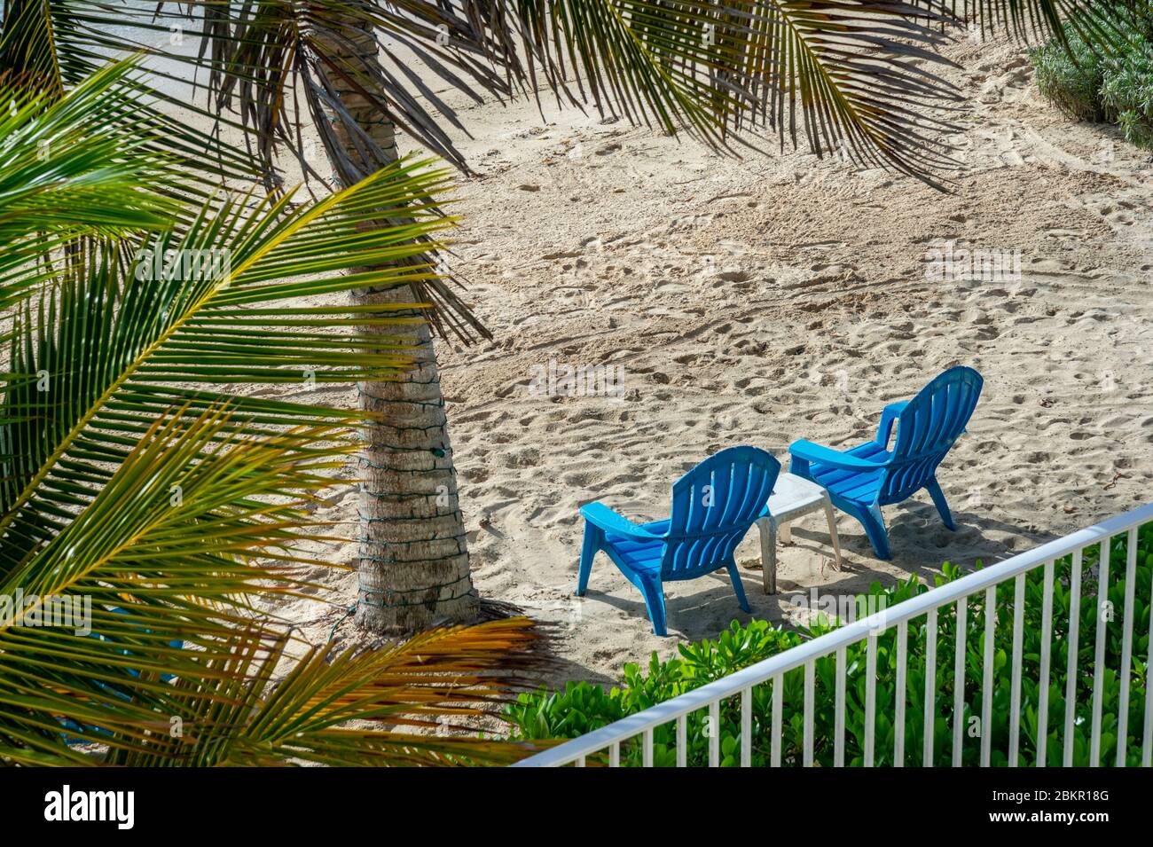 Zwei Liegestühle am Strand im Resort, Grand Cayman Island Stockfoto