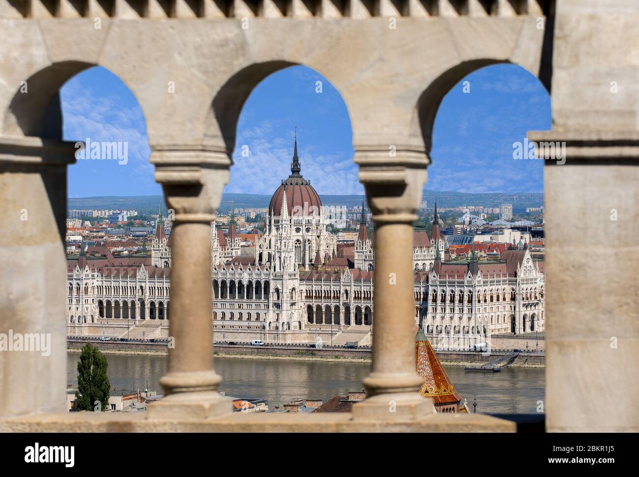 Blick auf das ungarische Parlamentsgebäude durch die Arkaden der Fischerbastei. Budapest, Ungarn, Europa. Stockfoto