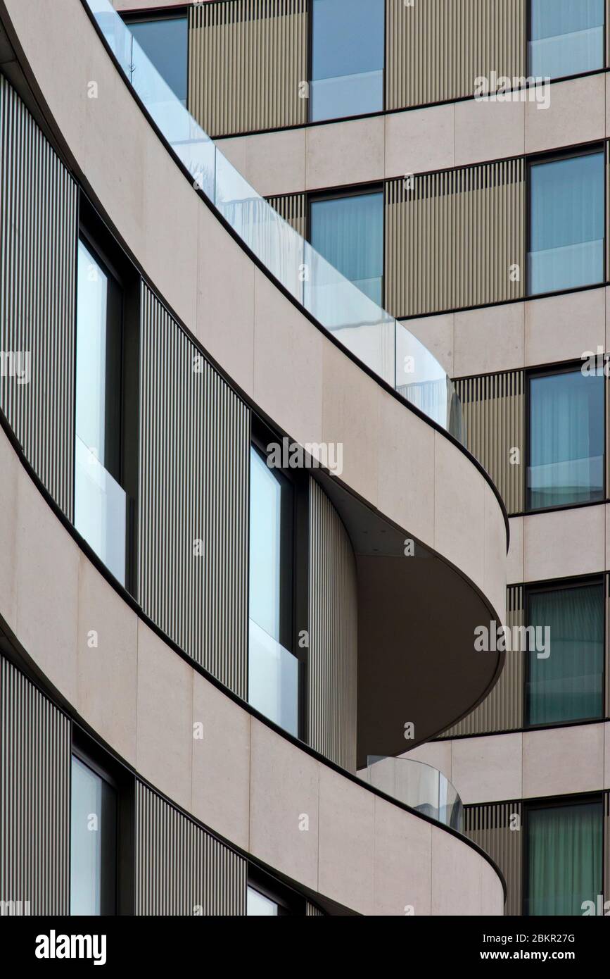 Gebogener Balkon auf einem Wohnblock von Wohnungen in Pimlico Central London England Großbritannien Stockfoto