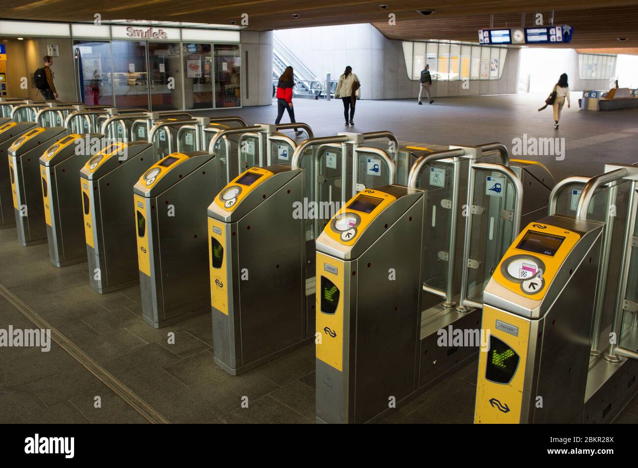 Arnhem, Niederlande - 16. April 2020: Check-in / out-Gates für öffentliche Verkehrsmittel am Hauptbahnhof Arnhem Stockfoto