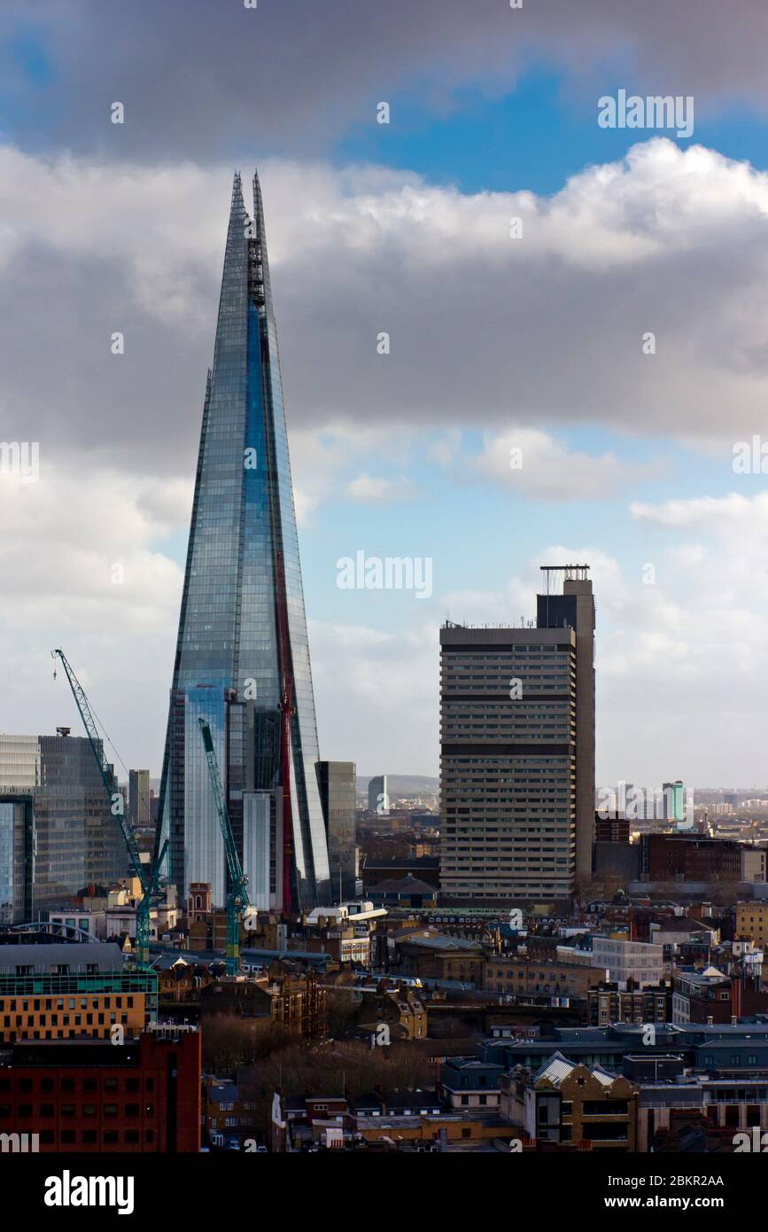Die Skyline von Southwark South London wird von The Shard dominiert, die 2012 von Renzo Piano entworfen wurde und das höchste Gebäude in Großbritannien ist. Stockfoto