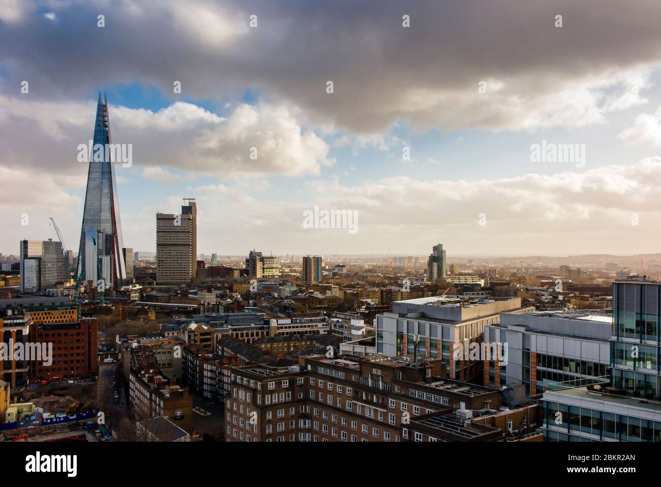Die Skyline von Southwark South London wird von The Shard dominiert, die 2012 von Renzo Piano entworfen wurde und das höchste Gebäude in Großbritannien ist. Stockfoto