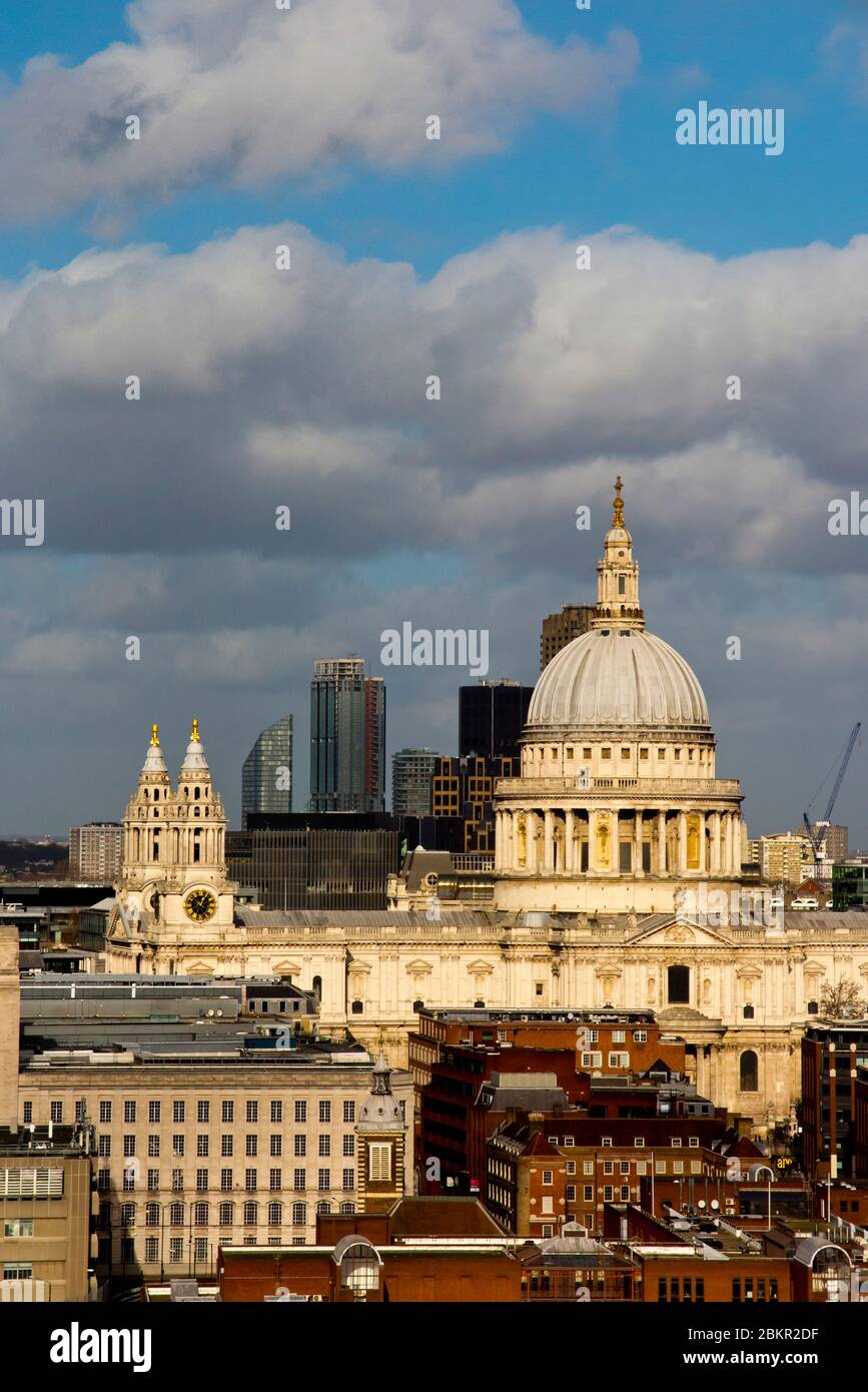 Blick auf die St Paul's Cathedral in der City of London England UK Entworfen von Sir Christopher Wren im späten 17. Jahrhundert im englischen Barockstil. Stockfoto