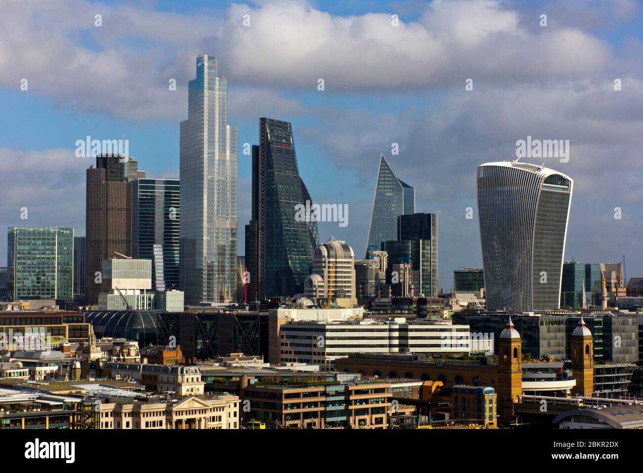 Blick auf die Skyline des Finanzviertels City of London mit stürmischem Himmel hinter England. Stockfoto