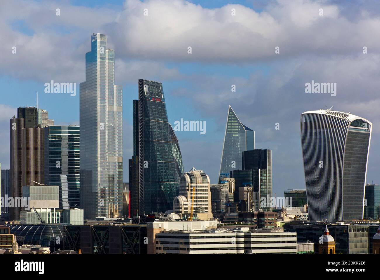 Blick auf die Skyline des Finanzviertels City of London mit stürmischem Himmel hinter England. Stockfoto