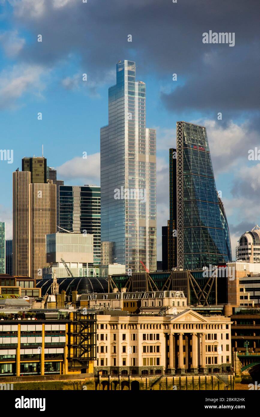 Blick auf die Skyline des Finanzviertels City of London mit stürmischem Himmel hinter England. Stockfoto