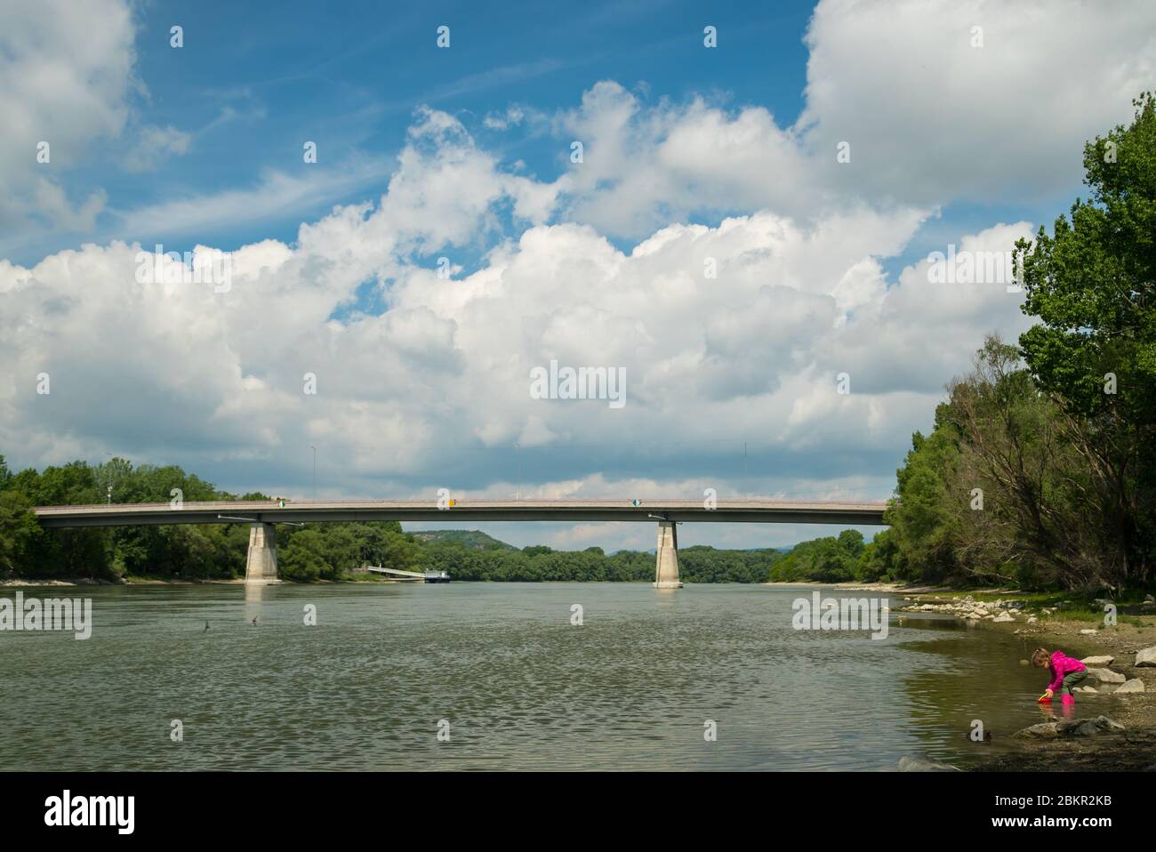 Tildy Zoltan Brücke zwischen Tahi und Tahitorfalu, über die Donau in Ungarn, Europa. Stockfoto