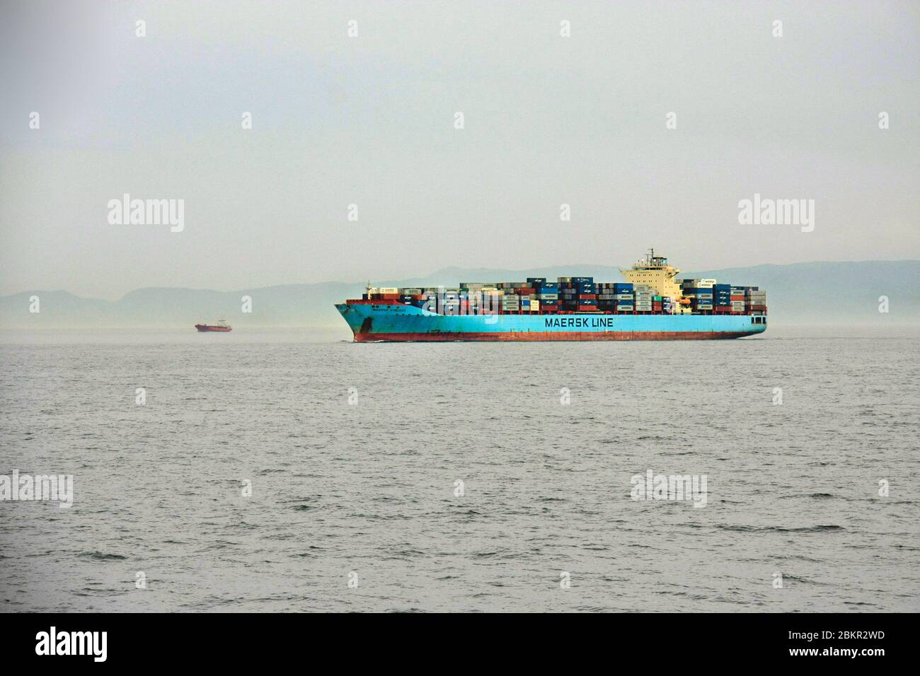 Segelschiff, Containerschiff mit Containern in Gewässern beladen, msv Stockfoto