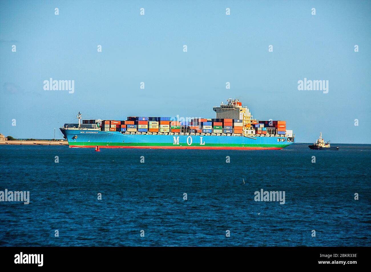 Segelschiff, Containerschiff mit Containern in Gewässern beladen, msv Stockfoto