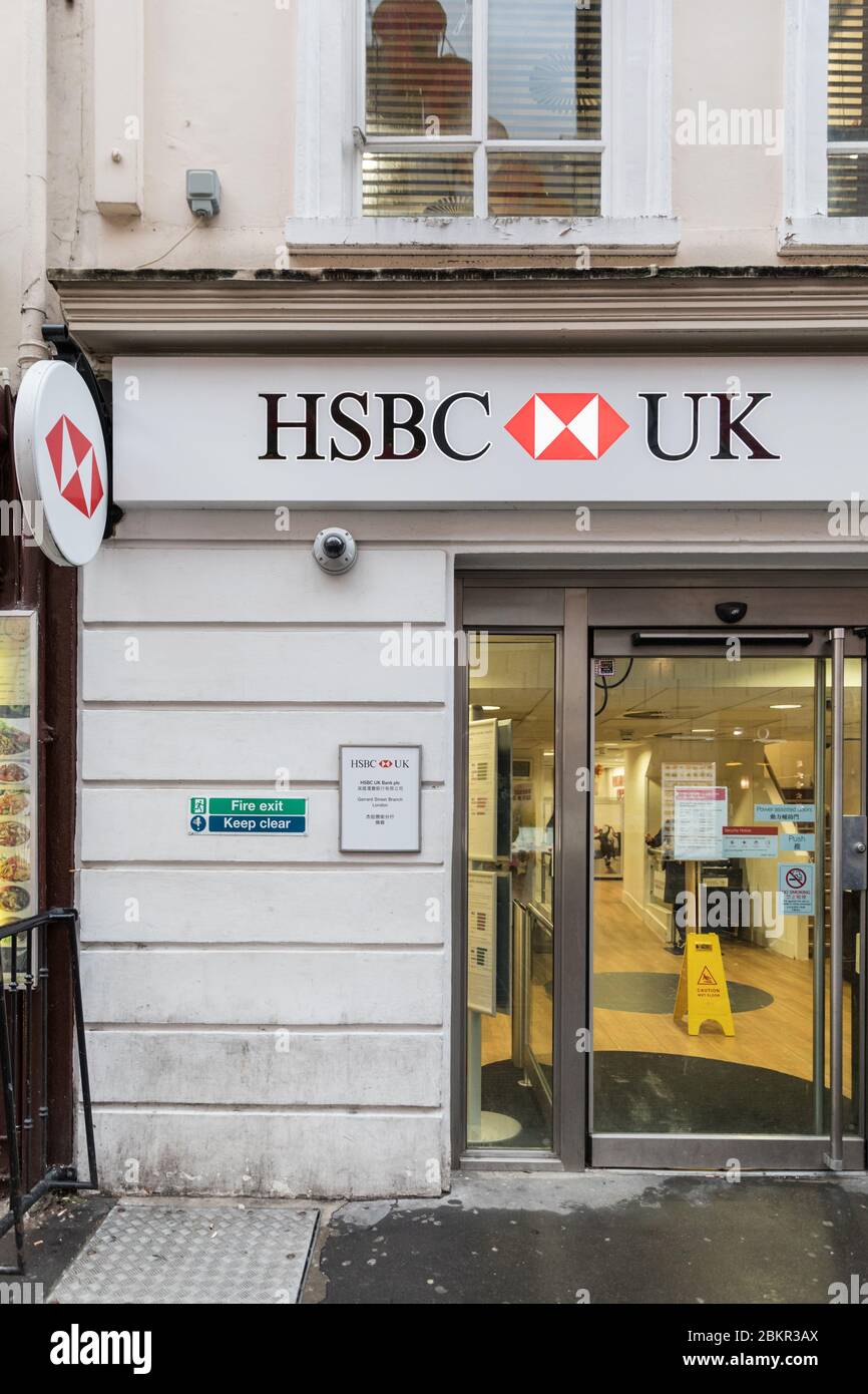 Chinesische Markenbezeichnung und Firmenlogo der HSBC-Bankfiliale Chinatown, Gerrard Street, London, Großbritannien Stockfoto