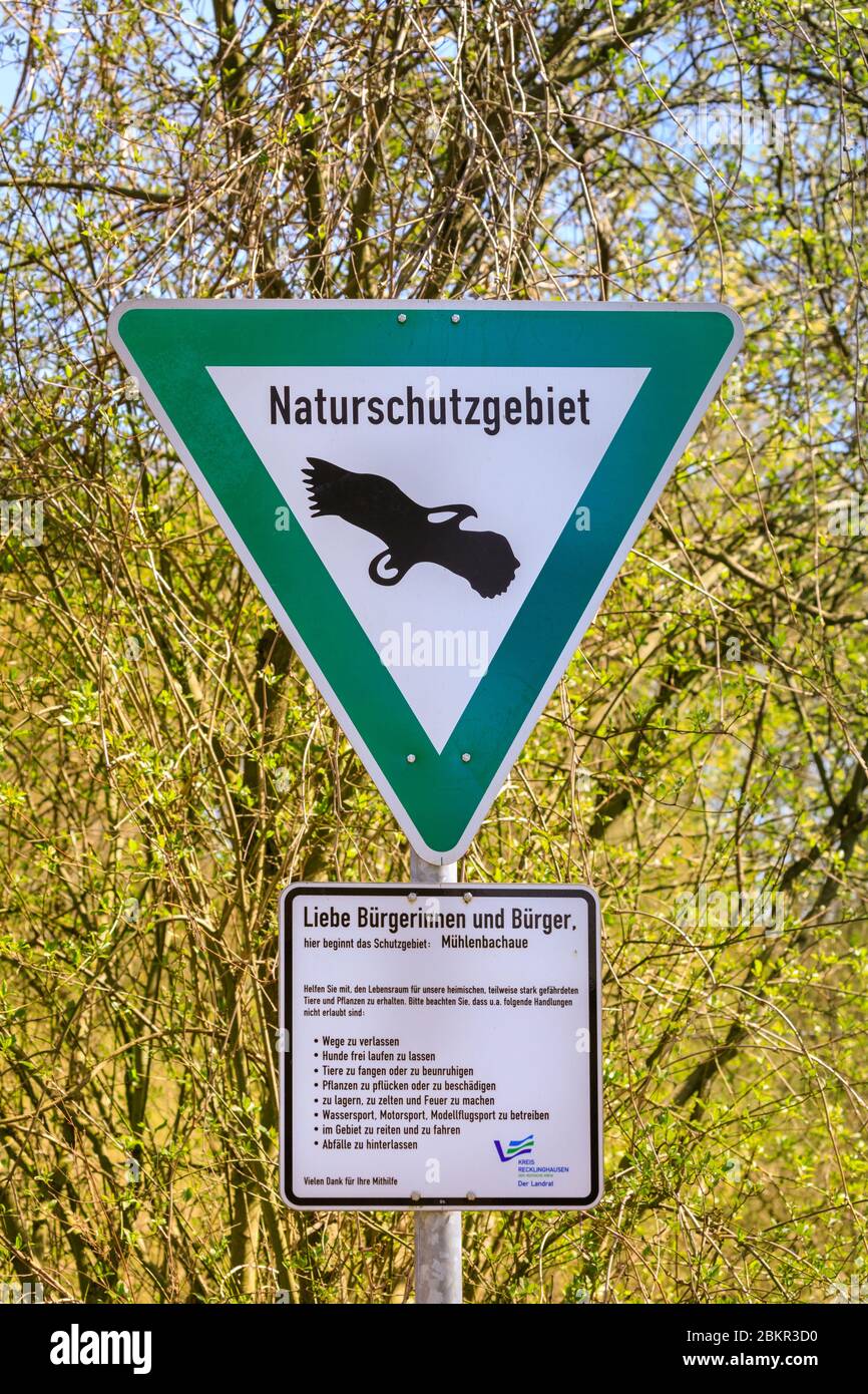 Dreieckiges Schild "Naturschutzgebiet", das ein Gebiet des Natur- und Naturschutzes anzeigt, Deutschland Stockfoto