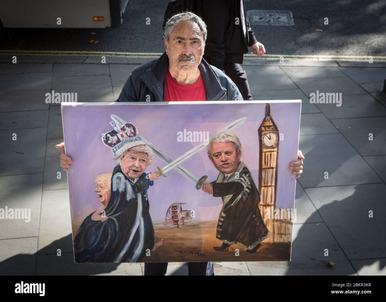 Künstler und politischer Karikaturist Kaya Mar mit einem Gemälde, das die Königin und Commons-Sprecher John Bercow, vor dem Obersten Gerichtshof, London, Großbritannien, darstellt Stockfoto
