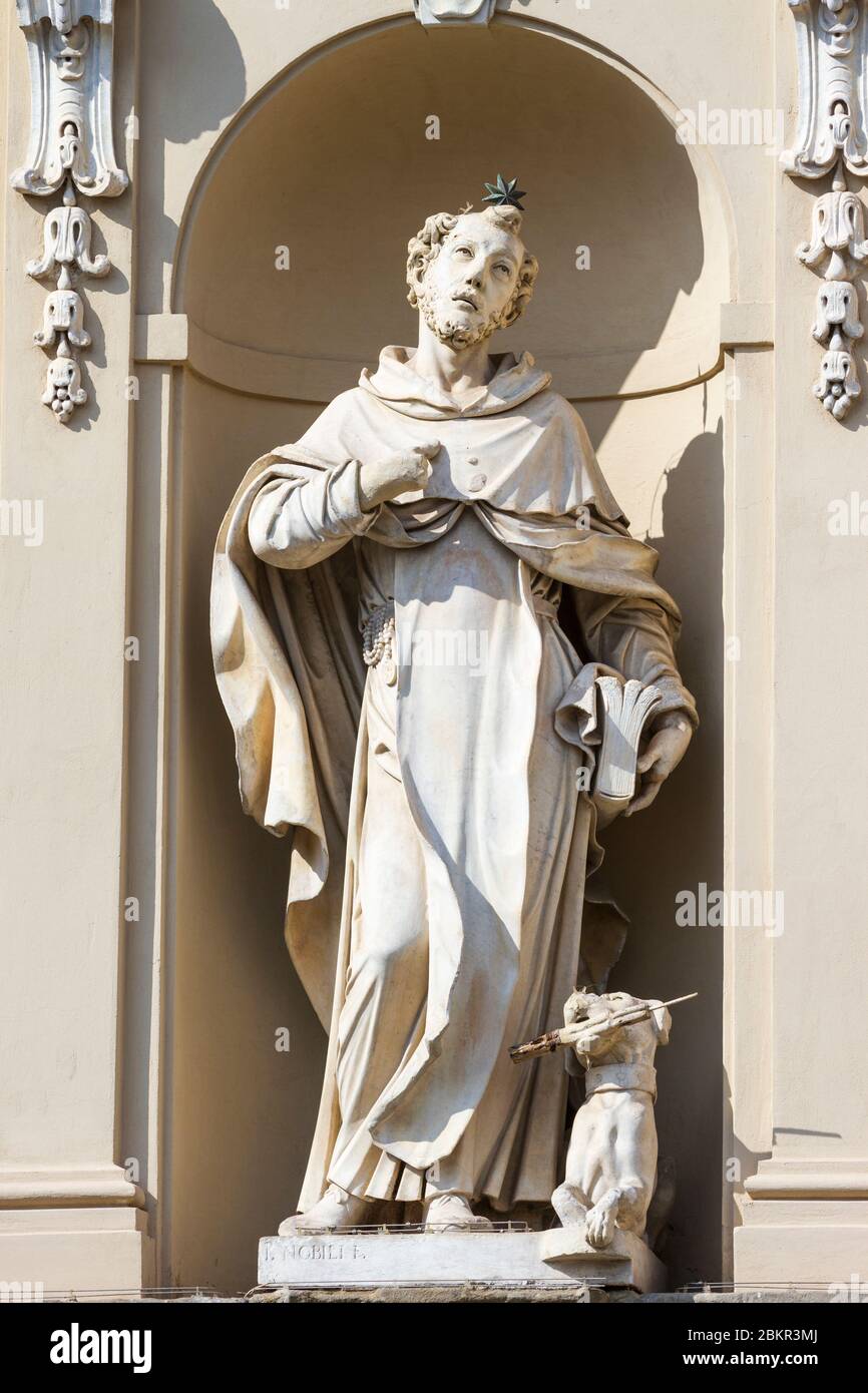 Eine Skulptur in der Nische der façade des Basilica di San Marco, Florenz, Italien. Stockfoto