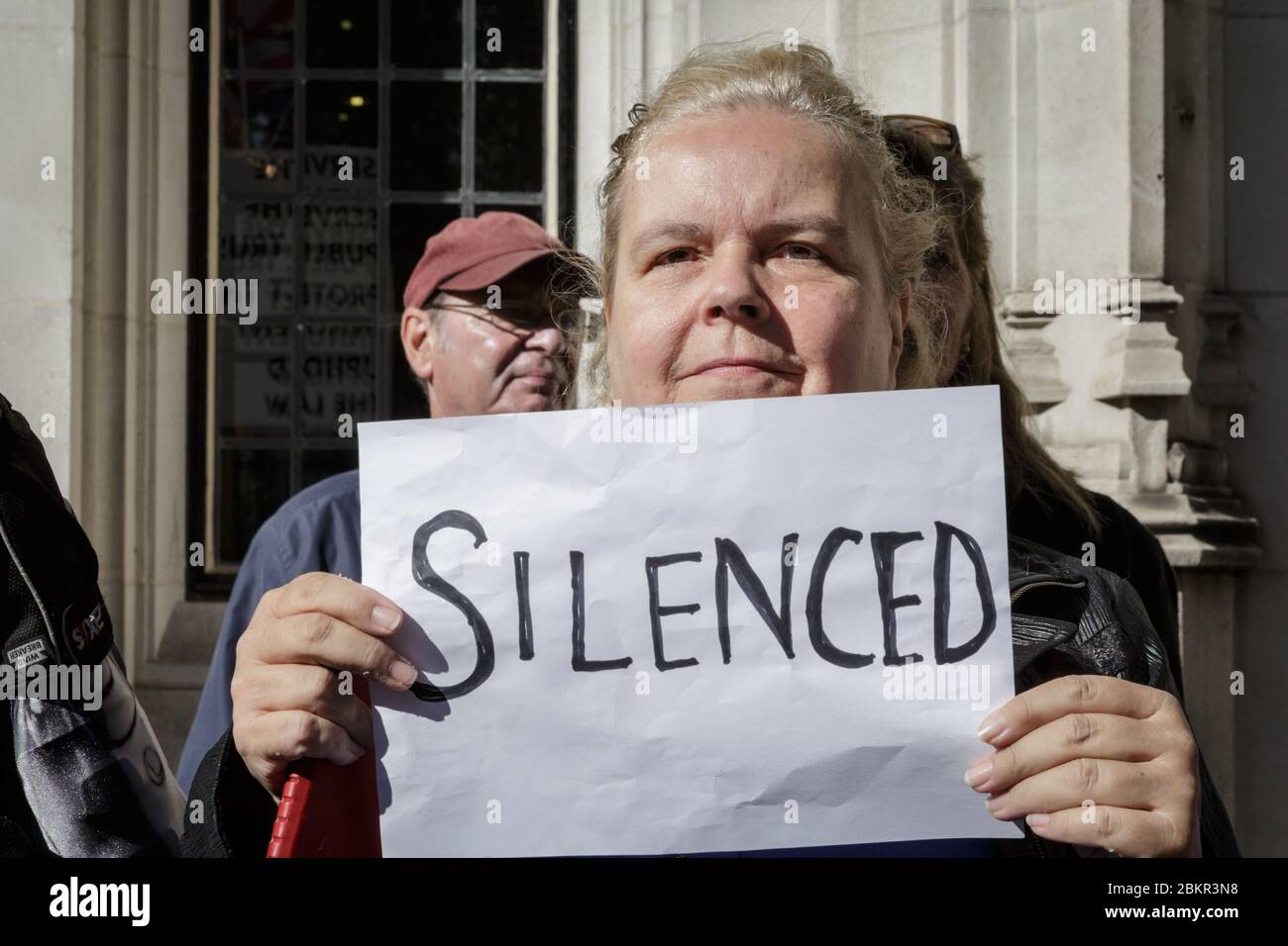 Protestierende mit "silenced"-Zeichen protestieren gegen die Prorogierung des Parlaments vor dem Obersten Gerichtshof des Vereinigten Königreichs in London Stockfoto