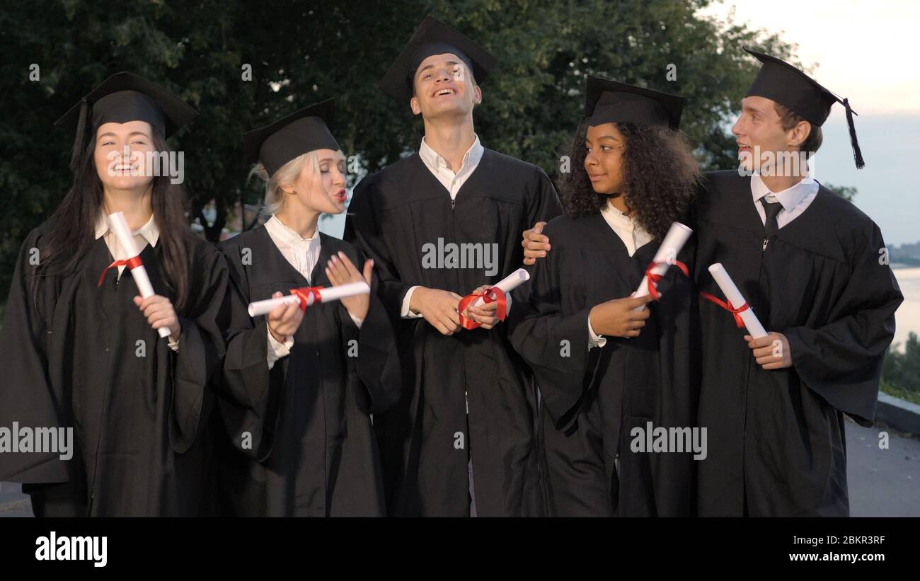 Gruppe von Absolventen Studenten zu Fuß und sprechen. Stockfoto