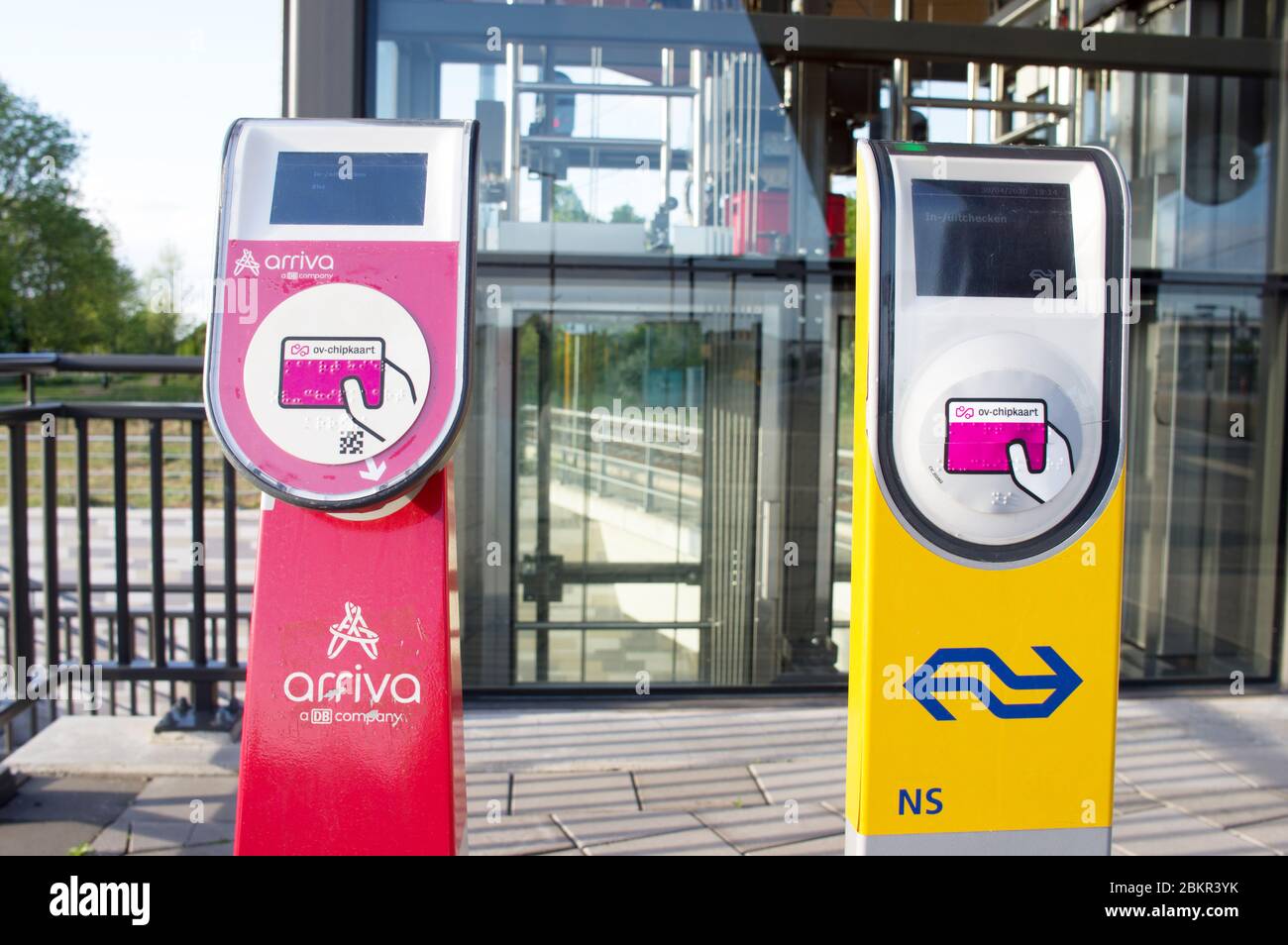 Elst, Niederlande - 30. April 2020: Check-in/out mit öffentlichen Verkehrsmitteln am Bahnhof Elst Stockfoto