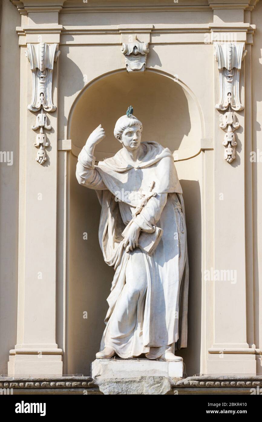 Eine Skulptur in der Nische der façade des Basilica di San Marco, Florenz, Italien. Stockfoto
