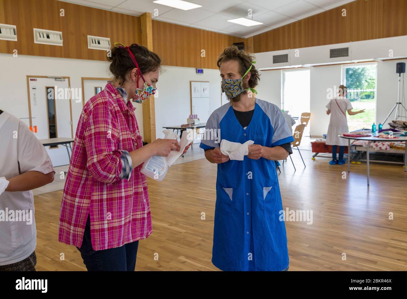 Frankreich, Indre et Loire, Loire-Tal, das von der UNESCO zum Weltkulturerbe erklärt wurde, La Riche, Rathaus, Kollektiv maskierter Näherinnen, mehr als 200 ehrenamtliche Näherinnen maskieren in einem vom Rathaus ausgeliehenen Raum, diese Masken werden dann von gewählten Beamten, alle 1h30, an die Bewohner verteilt, Die Desinfektion der Arbeitsplätze erfolgt mit Musik Stockfoto