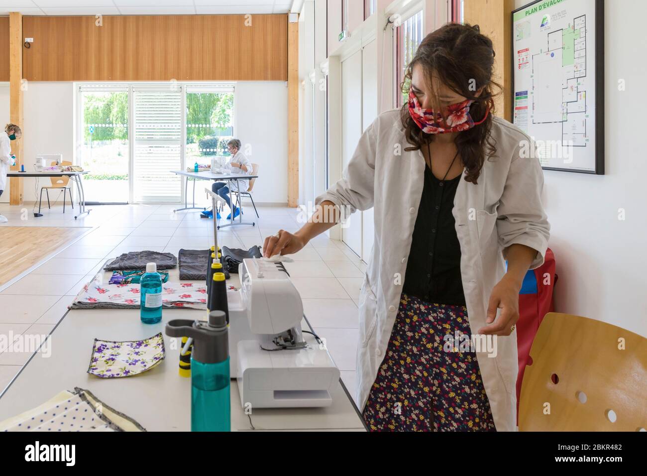 Frankreich, Indre et Loire, Loire-Tal, das von der UNESCO zum Weltkulturerbe erklärt wurde, La Riche, Rathaus, Kollektiv maskierter Näherinnen, mehr als 200 ehrenamtliche Näherinnen maskieren in einem vom Rathaus ausgeliehenen Raum, diese Masken werden dann von gewählten Beamten, alle 1h30, an die Bewohner verteilt, Die Desinfektion der Arbeitsplätze erfolgt mit Musik Stockfoto