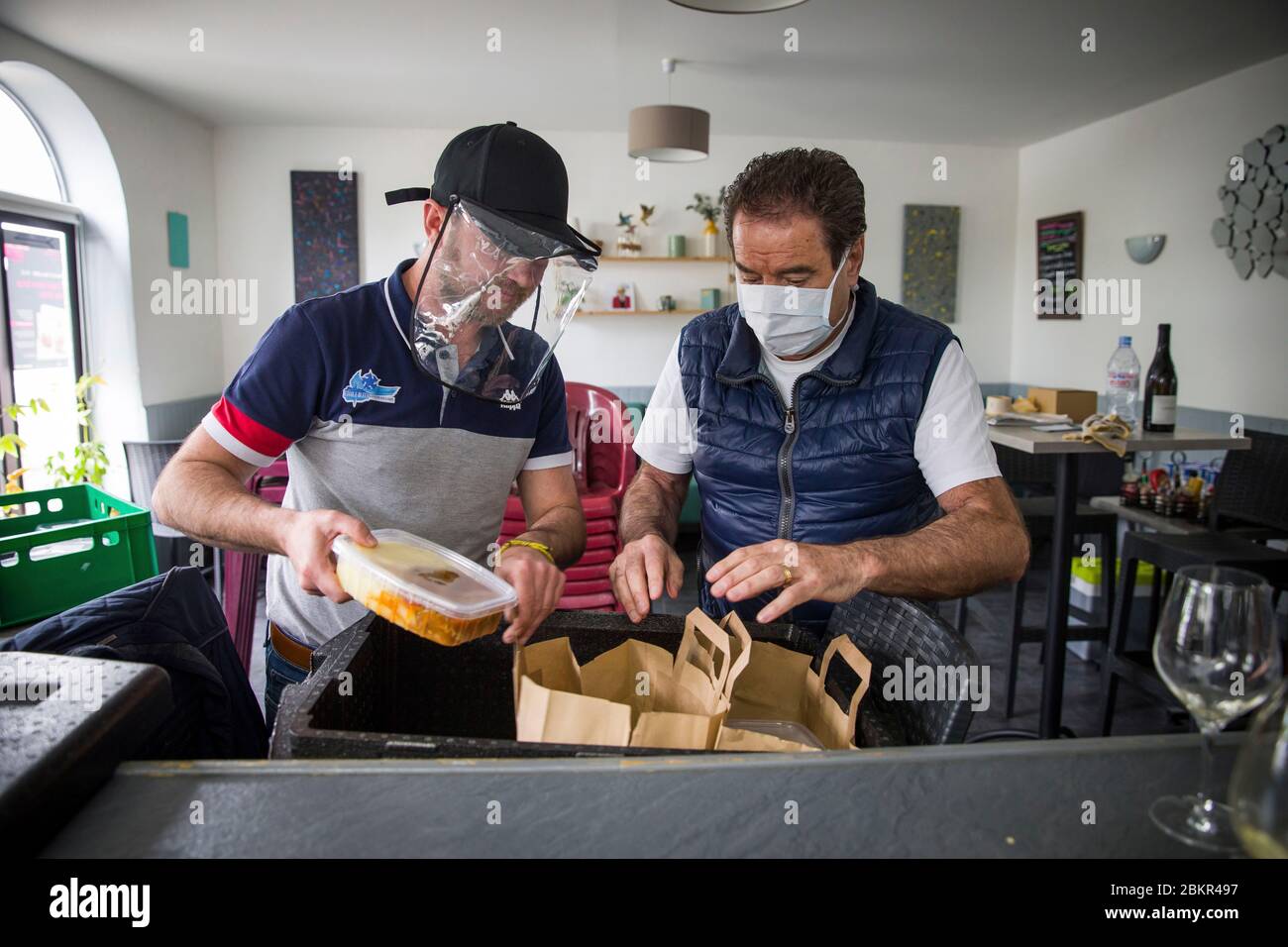 Frankreich, Indre et Loire, Tours, Yanita Restaurant, mit dem Verkauf von virtuellen Sitzen, Der Präsident und Vizepräsident des Clubs kaufen Mahlzeiten von ihren üblichen Partnern, um sie an Betreuer in Zusammenarbeit mit dem Verein ADEL ZENTRUM, die sich um Kinder mit Krebs und begleitet den Verein die ganze Saison zu liefern Stockfoto