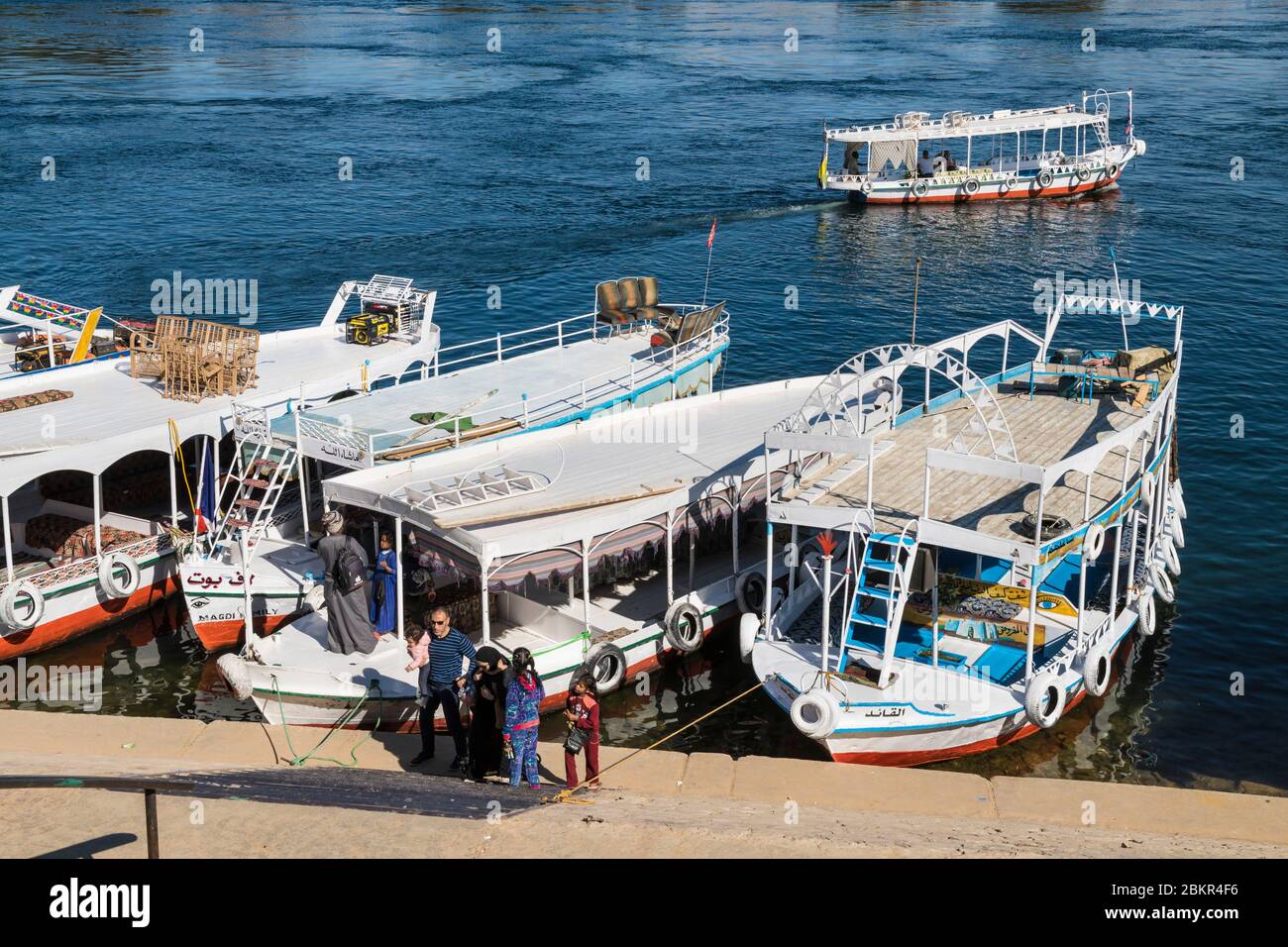 Ägypten, Oberägypten, Niltal, Assuan, touristische Boote auf dem Nil in der Nähe von Nubian Dorf Stockfoto