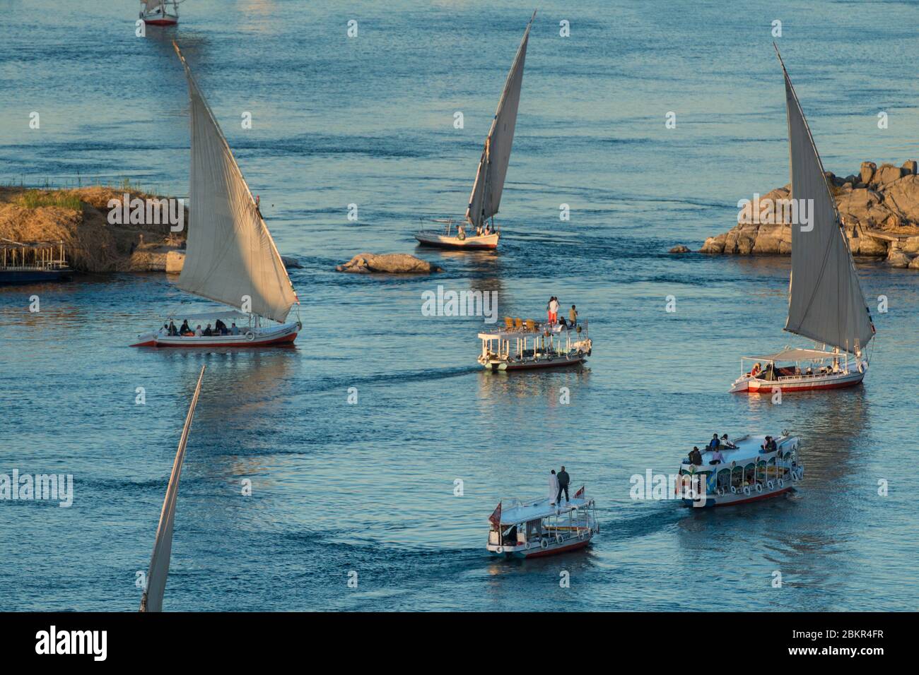 Ägypten, Oberägypten, Niltal, Assuan, Fellucas und touristische Boote auf dem Nil Stockfoto