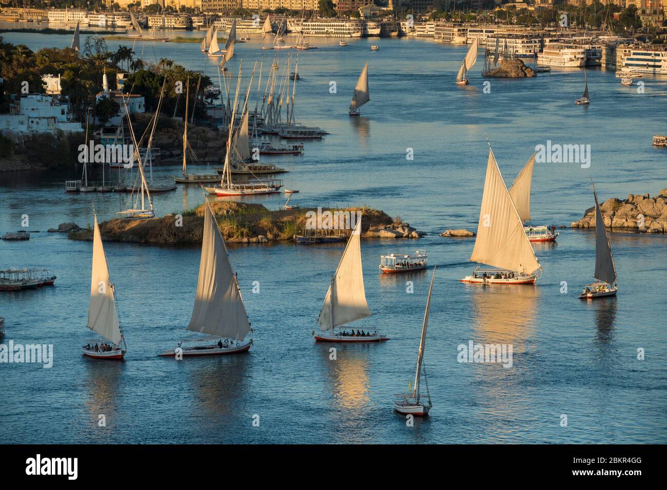 Ägypten, Oberägypten, Niltal, Assuan, Fellucas und touristische Boote auf dem Nil Stockfoto