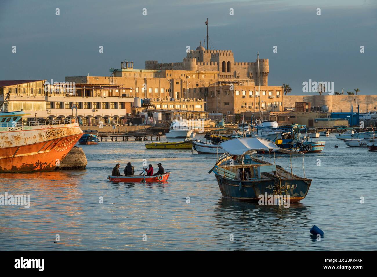 Ägypten, Unterägypten, die Mittelmeerküste, Alexandria, die Corniche, Fischerboote in der Bucht verankert, Qait Bay Festung auf der Rückseite Stockfoto