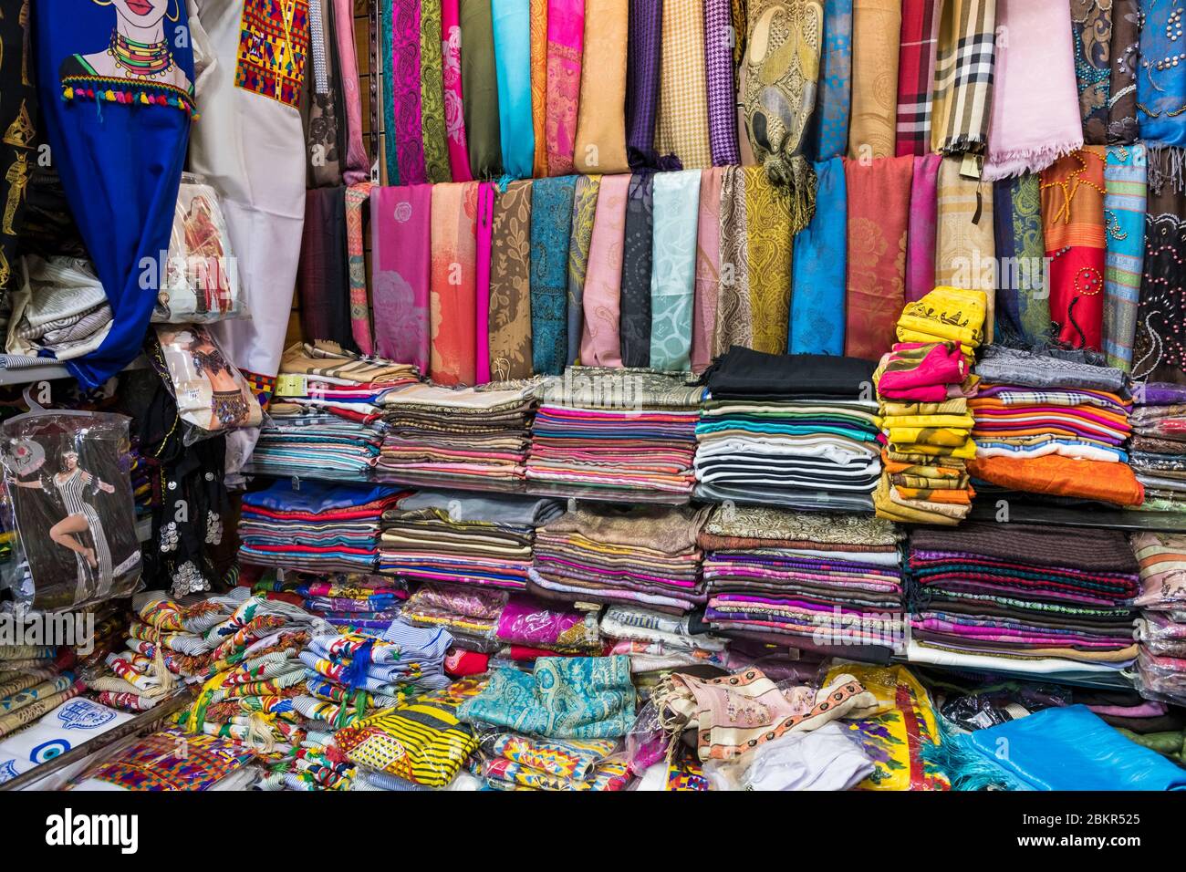 Ägypten, Kairo, Islamisches Kairo, UNESCO-Weltkulturerbe, Khan al-Khalili Souk, Bekleidungsgeschäft Stockfoto