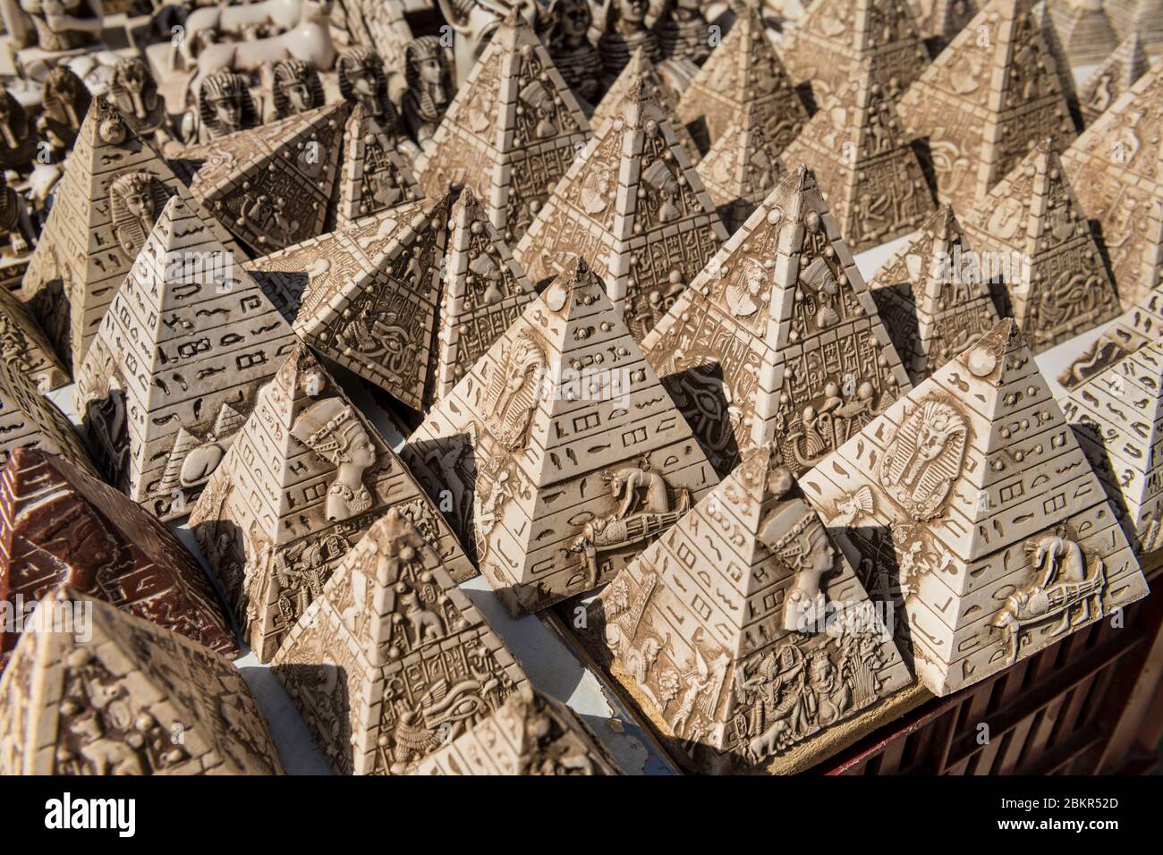 Ägypten, Kairo, Gizeh, Touristenmarkt vor Ort der Pyramiden von Gizeh, Souvenirs, Gips, Pyramiden Stockfoto