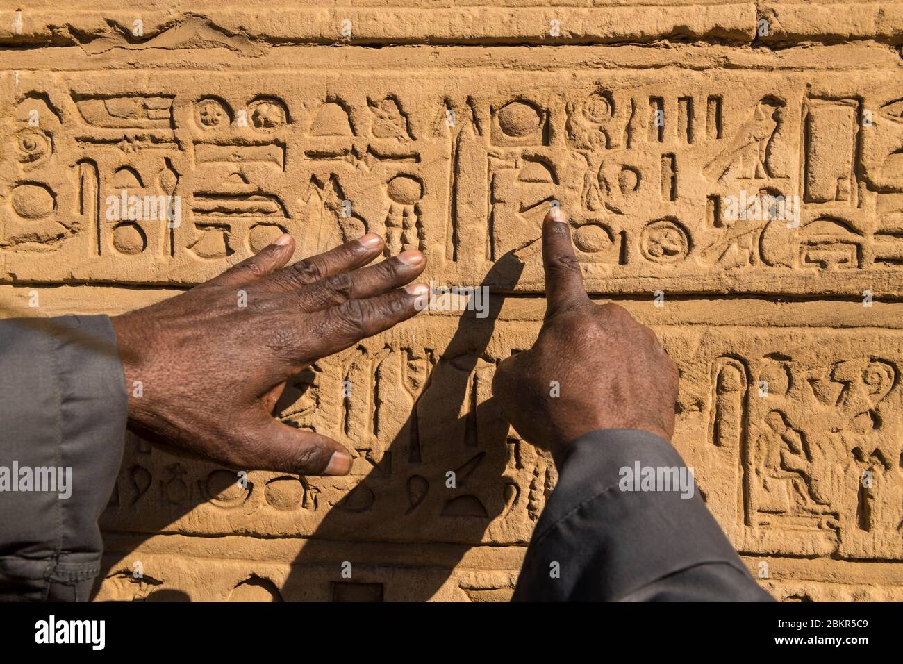 Ägypten, Oberägypten, Niltal, Edfu, Hieroglyphen auf Flachreliefs des Horus-Tempels Stockfoto