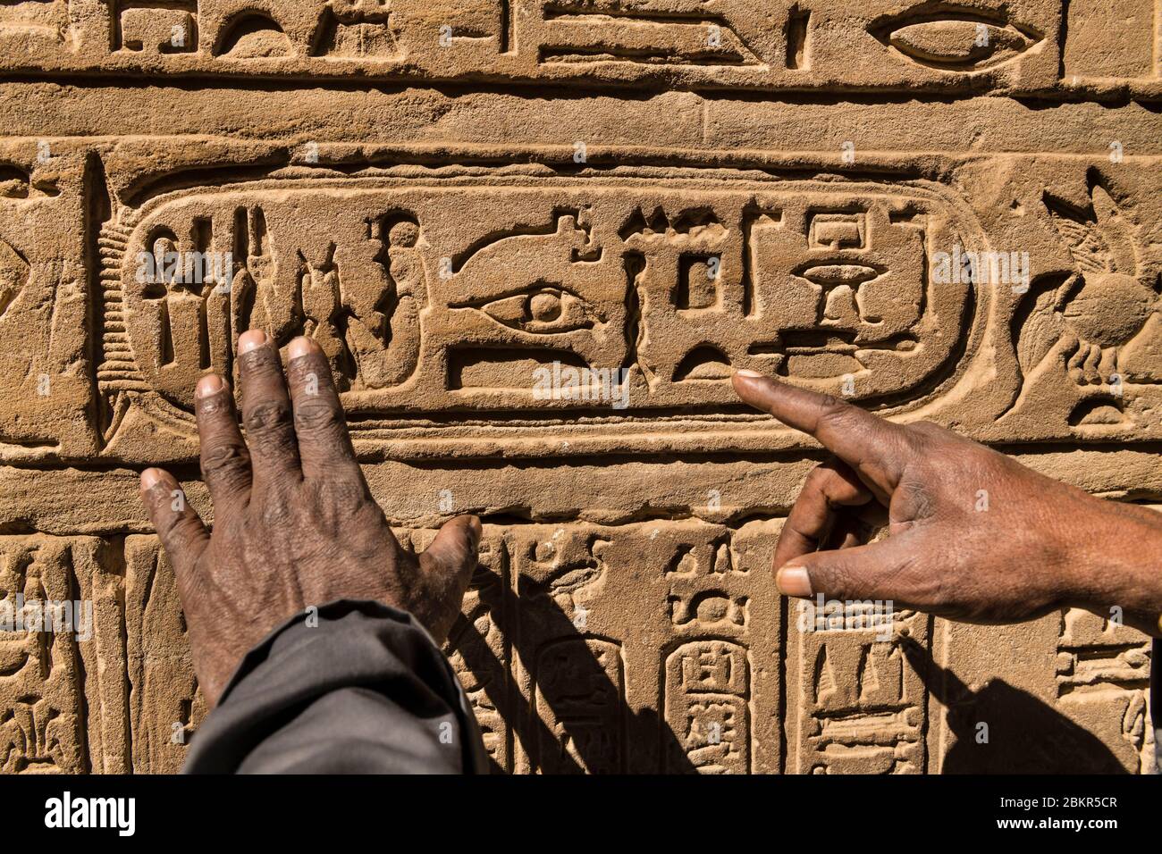 Ägypten, Oberägypten, Niltal, Edfu, Hieroglyphen auf Flachreliefs des Horus-Tempels Stockfoto