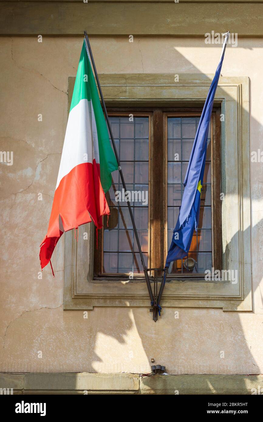 Italienische Flagge (Bandiera d'Italia / il Tricolore & EU Flagge (Flagge Europas oder Europaflagge), die auf dem Markusplatz, Florenz, Italien, fliegt. Stockfoto