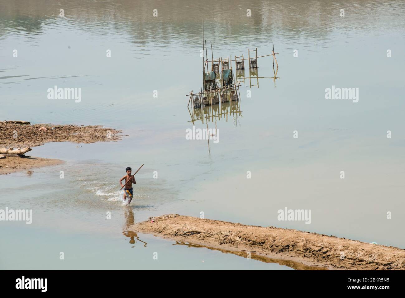 Laos, Luang Prabang Stadt klassifiziert UNESCO-Welterbe, Junge spielt in Nam Khan Fluss Stockfoto