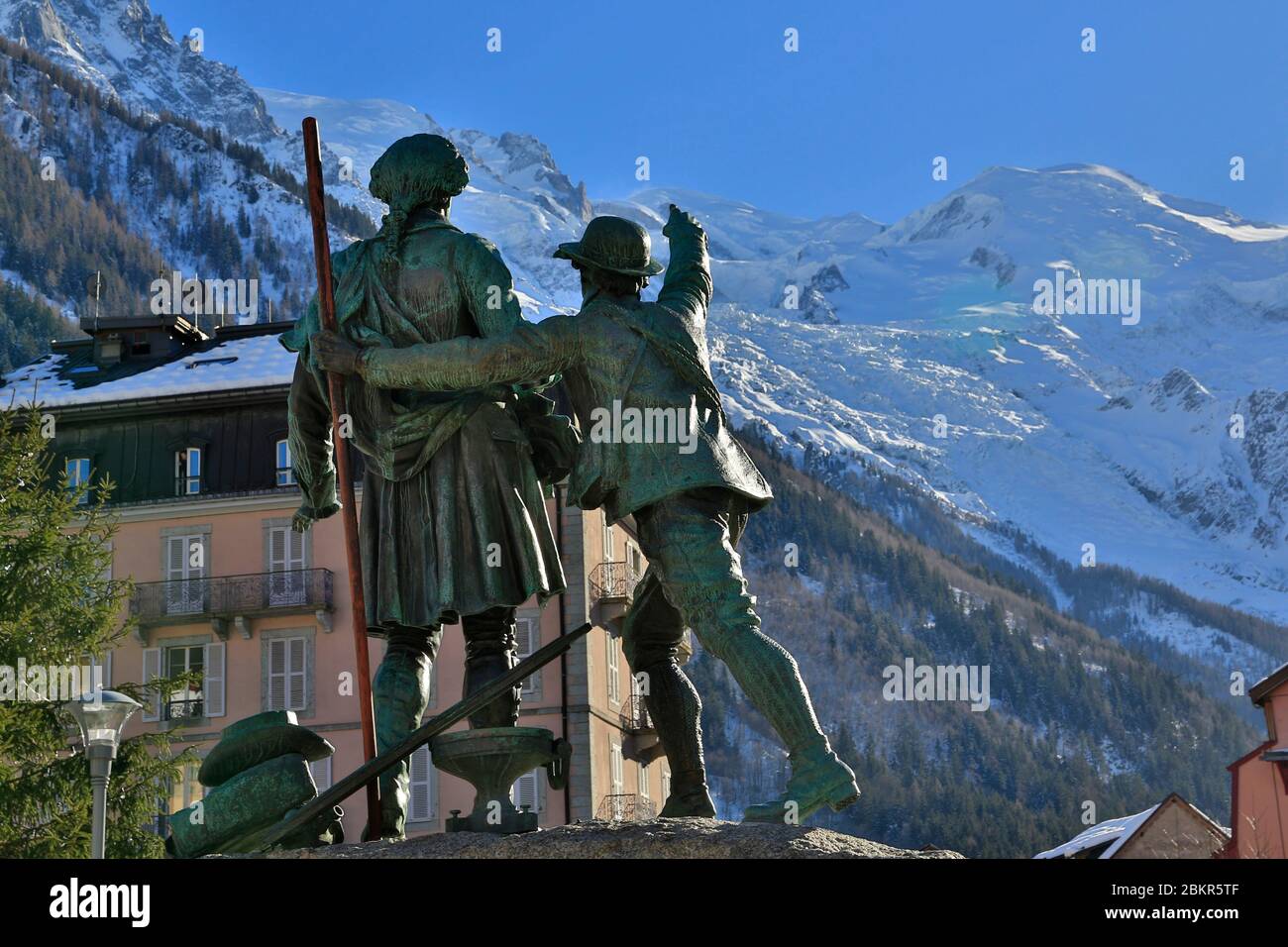 Frankreich, Haute Savoie, Chamonix Mont Blanc, Statue von Jacques Balmat, Erstbesteiger des Mont Blanc und Horace B?nedicte de Saussure, zweite Besteigung ein Jahr später, zeigt der Finger auf den Mont Blanc Stockfoto Frankreich, Haute Savoie, Chamonix Mont Blanc, Statue von Jacques Balmat, Erstbesteiger des Mont Blanc und Horace B?nedicte de Saussure, zweite Besteigung ein Jahr später, zeigt der Finger auf den Mont Blanc Stockfoto