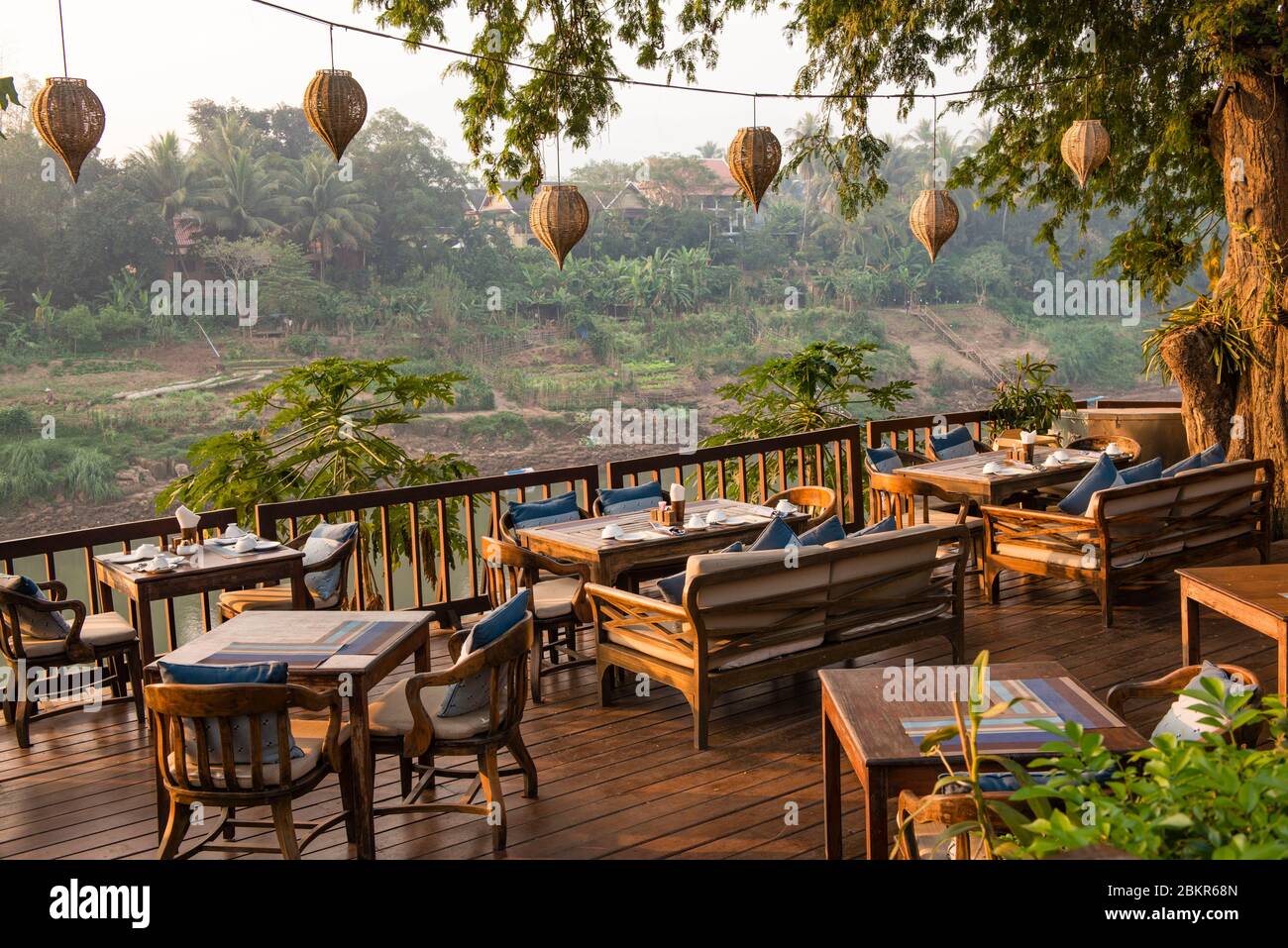 Laos, Luang Prabang Stadt UNESCO-Weltkulturerbe, Restaurant Terrasse am Nam Khan Fluss Stockfoto