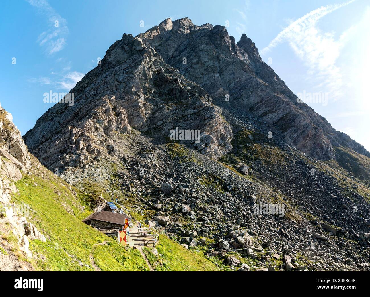 Frankreich, Hautes-Alpes (05), regionaler Naturpark Queyras, Abries, Col bouchet, die Schutzhütte Nino Sardi mit dem Bric Bouchet (2997m) im Hintergrund Stockfoto