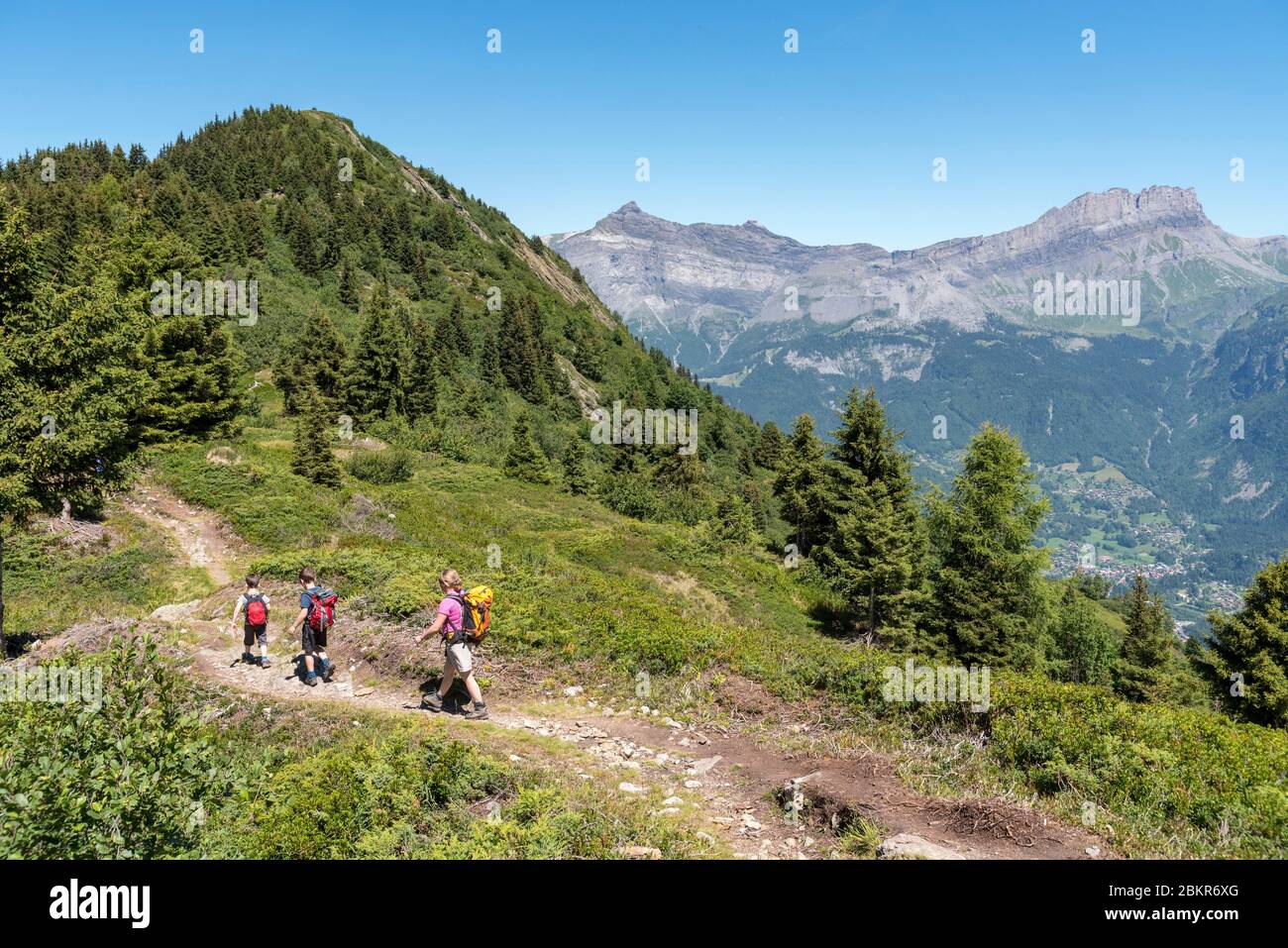 Frankreich, Haute-Savoie (74), Saint-Gervais, der Prarion, Wanderer auf dem Weg zum Gipfel des Prarion, im Hintergrund das Fiz-Massiv Stockfoto