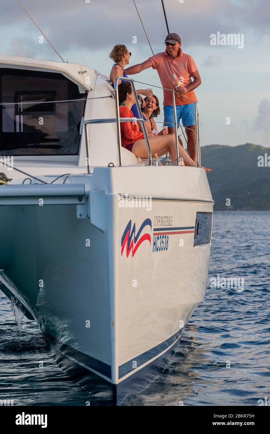 Seychellen, Curieuse Island, Crew-Mitglieder an Bord des Bootes vor Anker Stockfoto