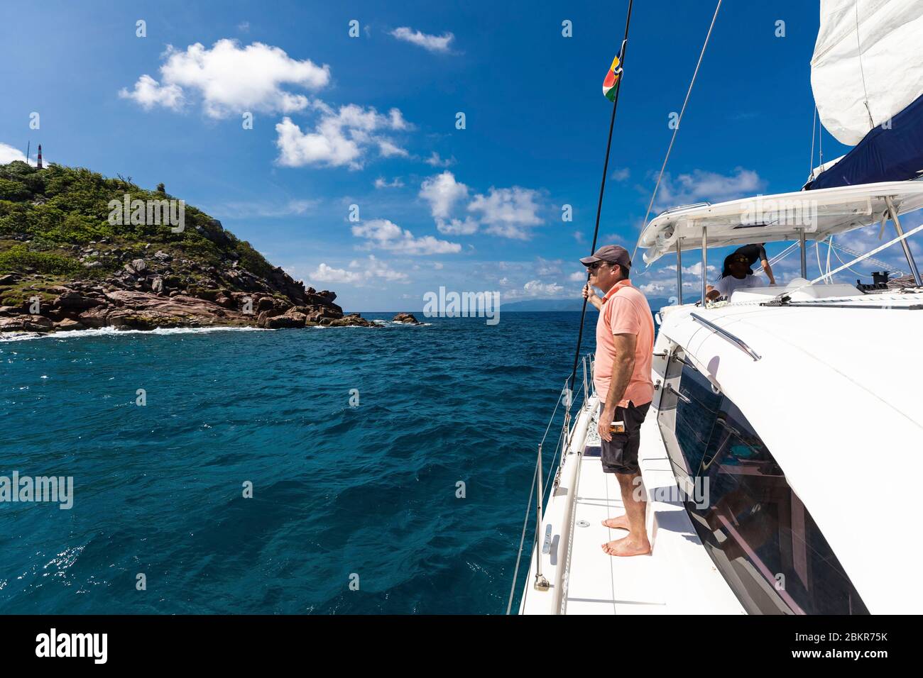 Seychellen, ile Mamelle, Mann an Bord eines Bootes ankern Stockfoto