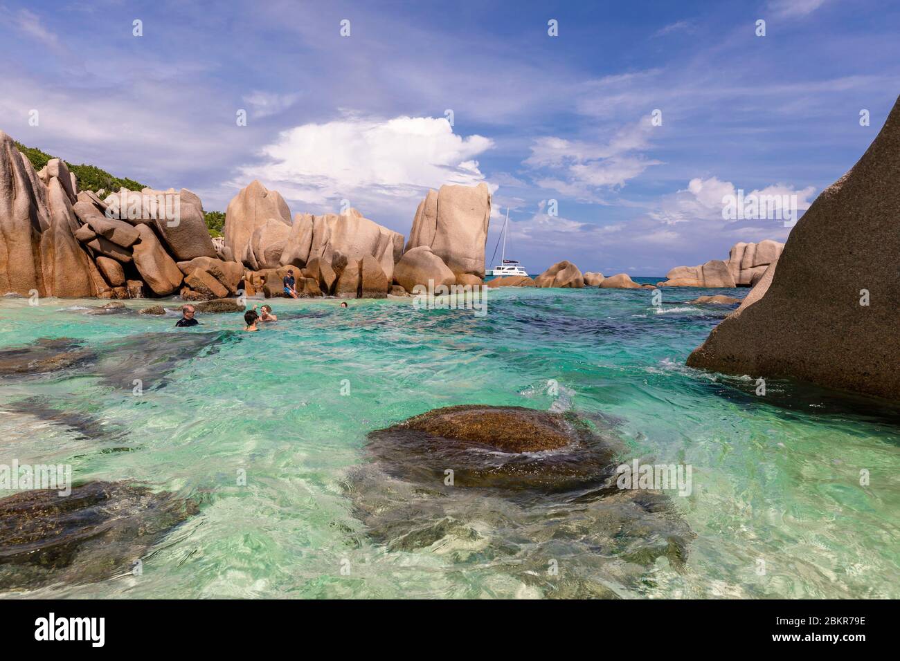 Seychellen, Digue Insel, Anse Marron, Segelboot Liegeplätze 4800 vor Anker, Granitfelsen am Strand, Schwimmen Stockfoto