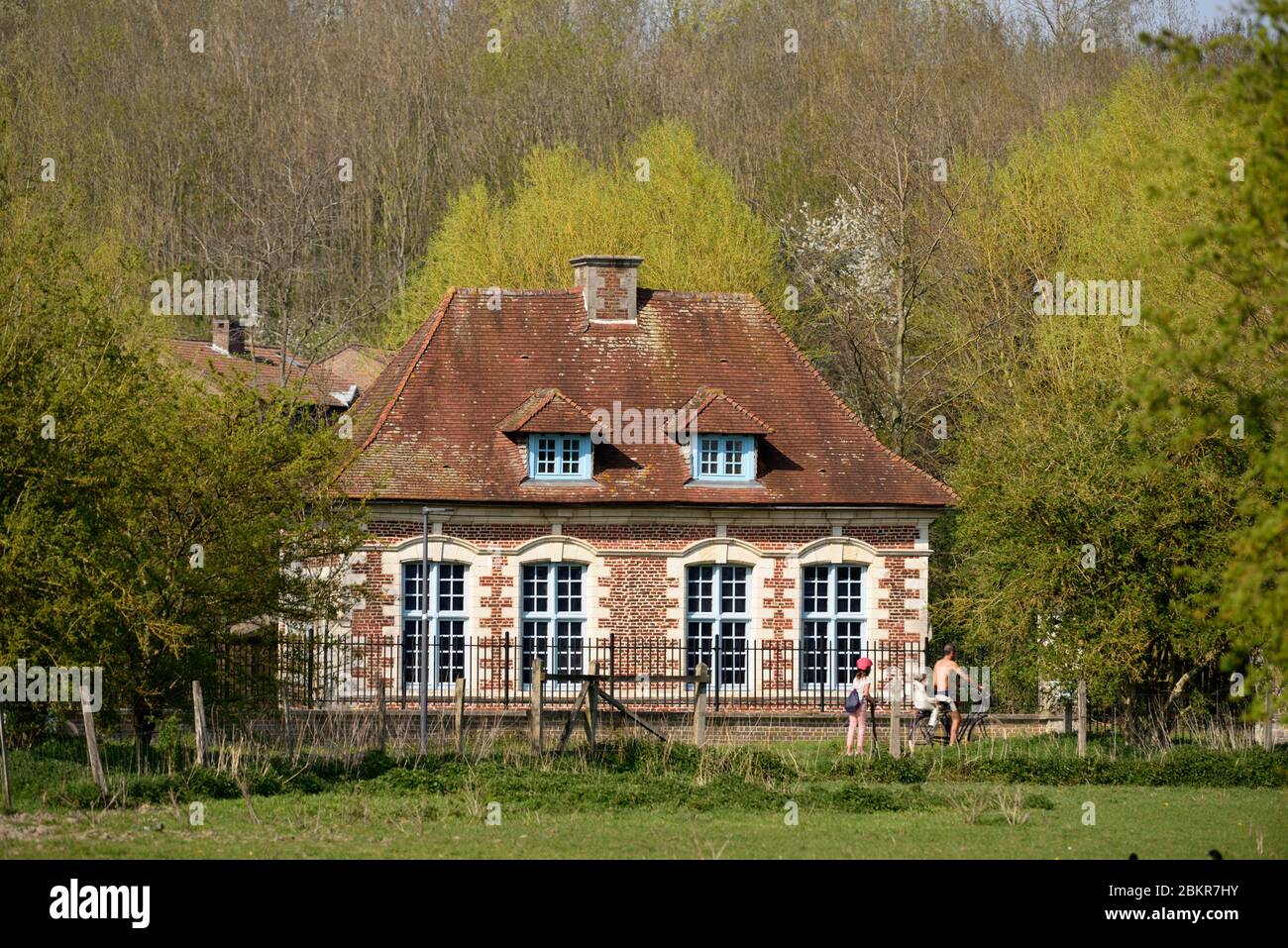 Frankreich, Norden, Villeneuve d'Ascq, Jagdschloss im Park des Heron-Sees, Vater auf dem Fahrrad mit seinen beiden Kindern Stockfoto