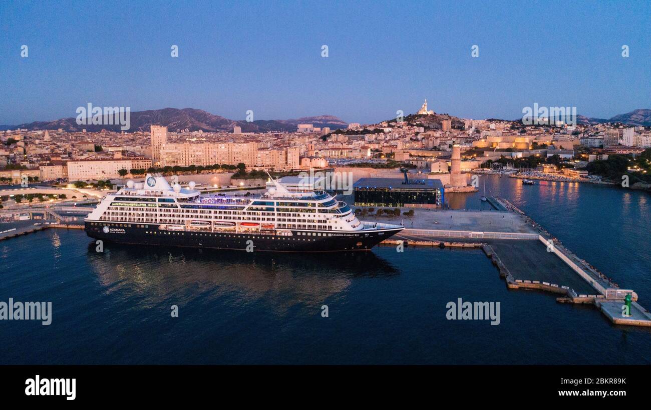 Frankreich, Bouches du Rhone, Marseille, Euromediterrane Zone, Esplanade J4, Azamara Pursuit Kreuzfahrtschiff, Fort Saint Jean Klasse Historisches Denkmal, MUCEM R. Ricciotti und R. Carta Architekten und der Alte Hafen im Hintergrund (Ansicht Aerial) Stockfoto