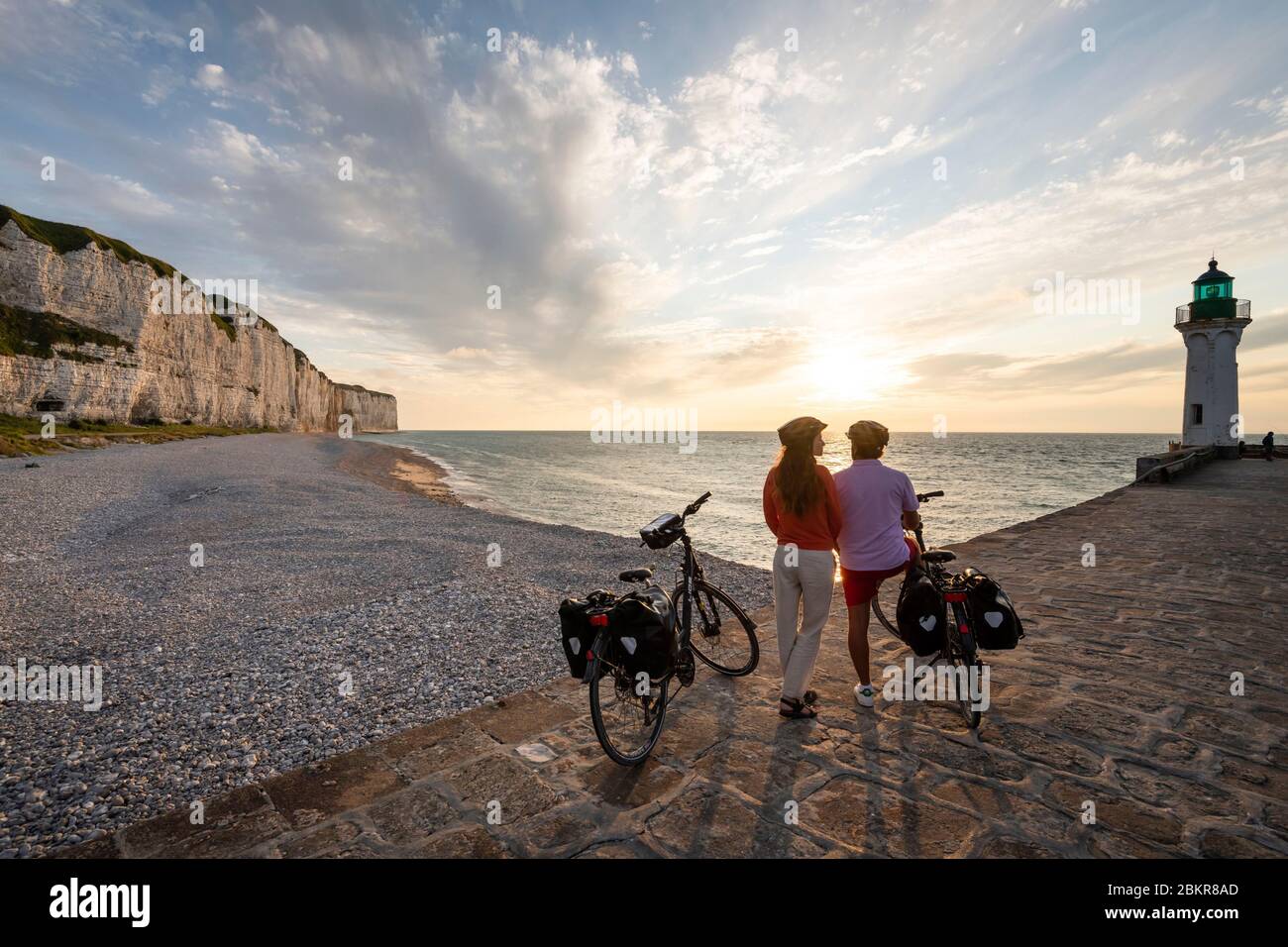 Frankreich, seine-Maritime, Saint-Valery-en-Caux, Radtouristen auf der C?te d'Alb?tre bei Sonnenuntergang entlang der Route des V?lo Maritime Stockfoto