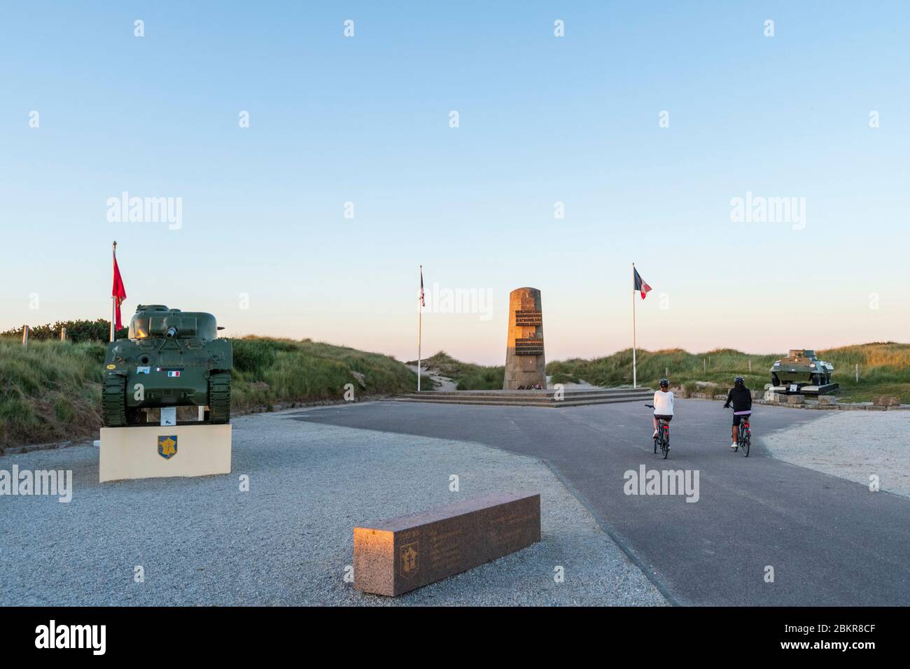 Frankreich, Manche, Sainte-Marie-du-Mont, Utah Strand Radfahren bei Sonnenuntergang entlang der V?lo Maritime Route Stockfoto